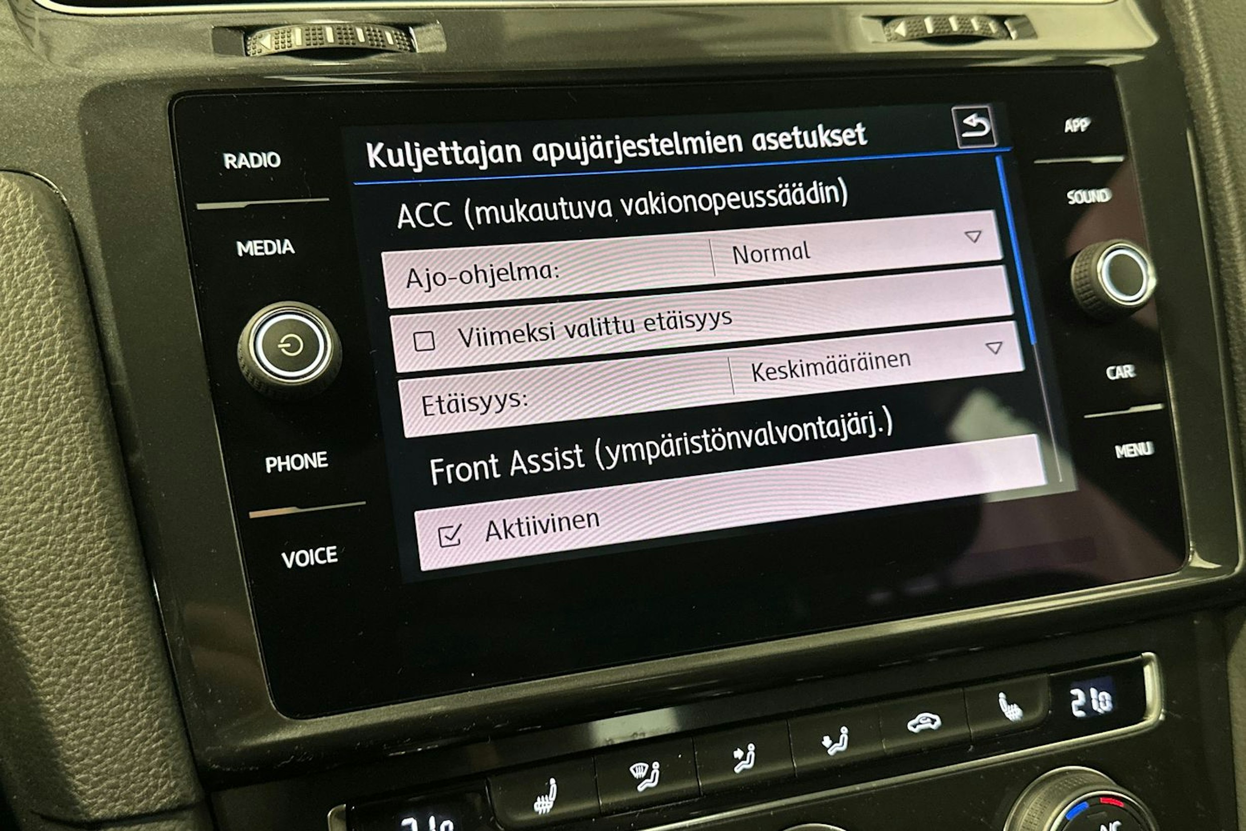 harmaa Volkswagen Golf 2018 kuva 24.