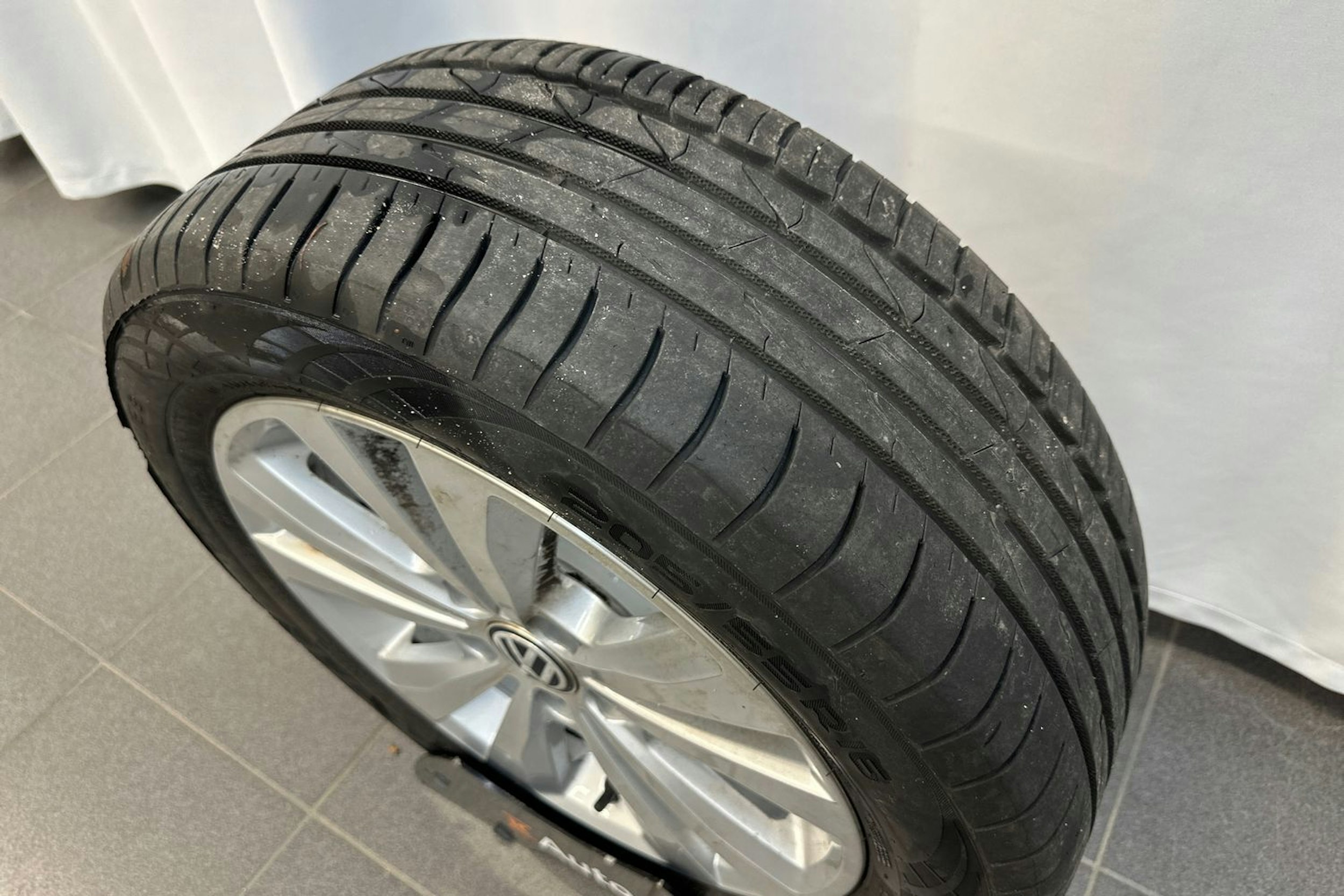 harmaa Volkswagen Golf 2018 kuva 31.