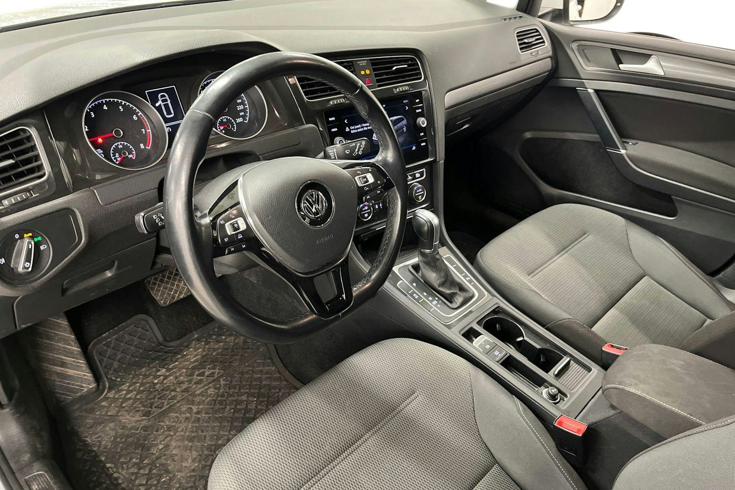 valkoinen Volkswagen Golf 2018 kuva 3.