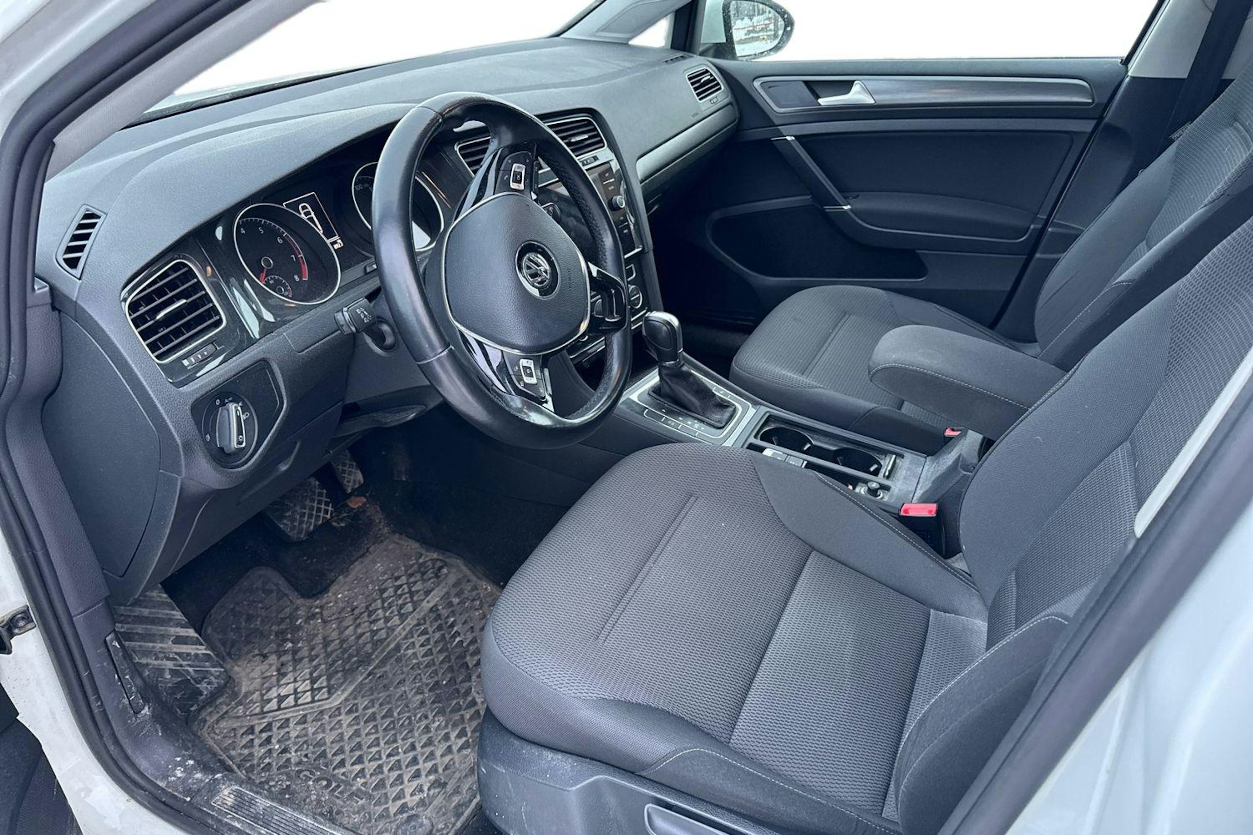 valkoinen Volkswagen Golf 2018 kuva 3.