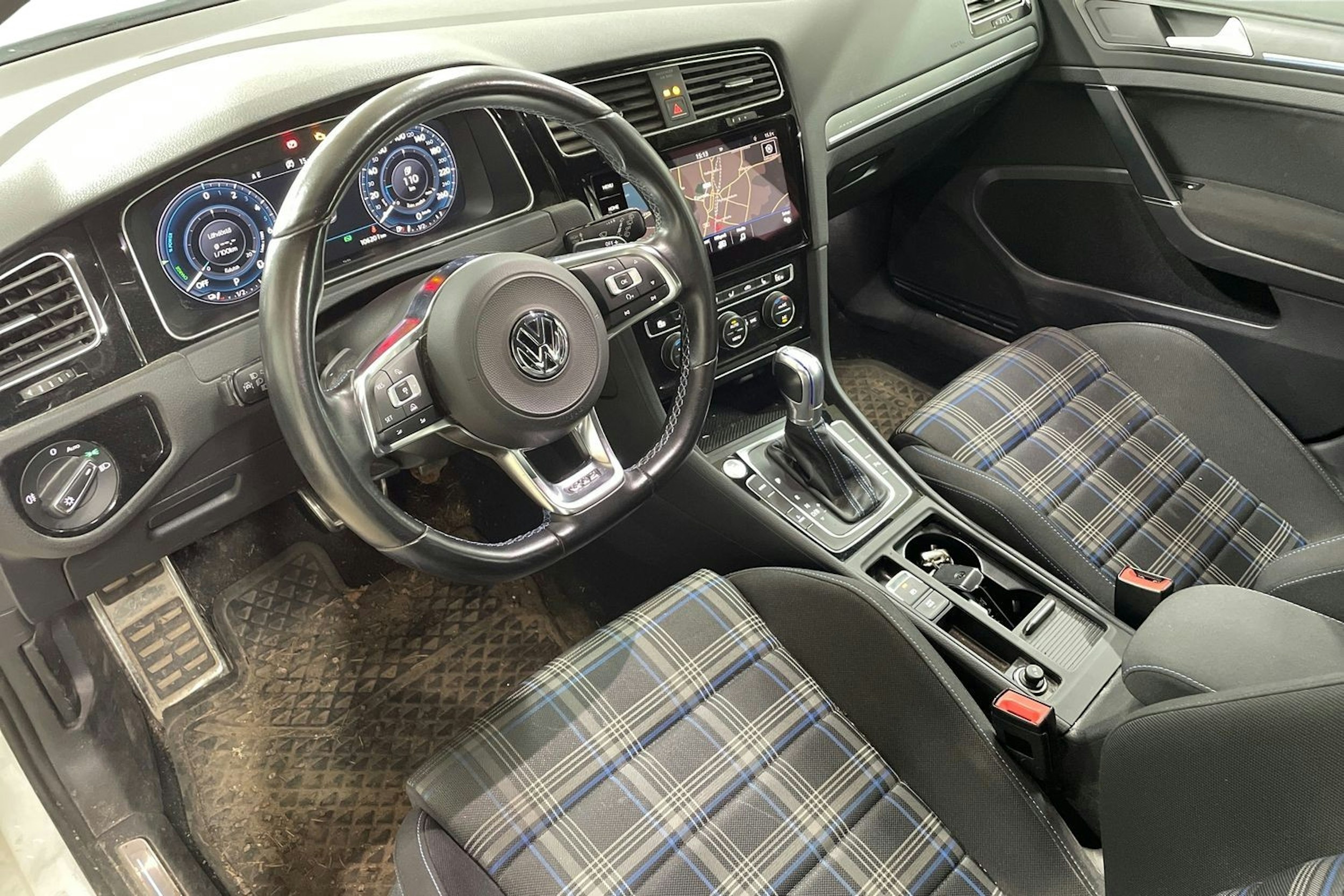 valkoinen Volkswagen Golf 2018 kuva 3.