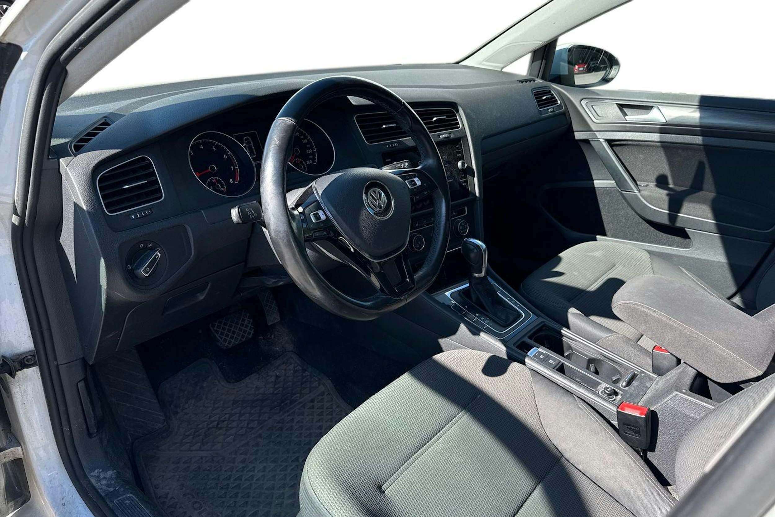 valkoinen Volkswagen Golf 2018 kuva 3.