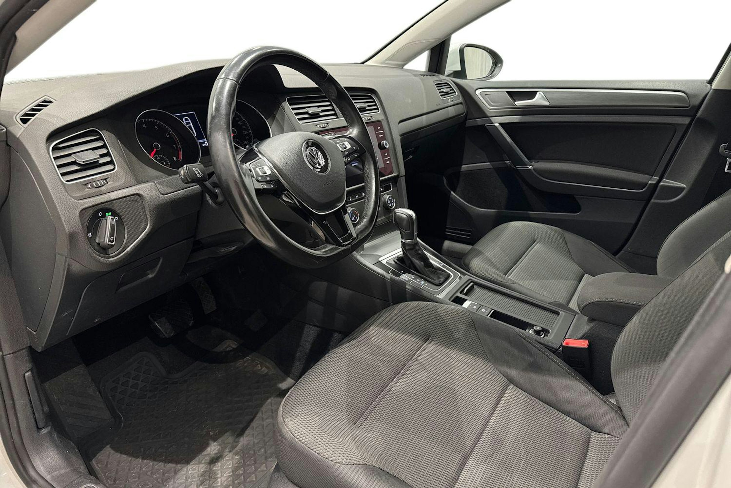 valkoinen Volkswagen Golf 2018 kuva 7.