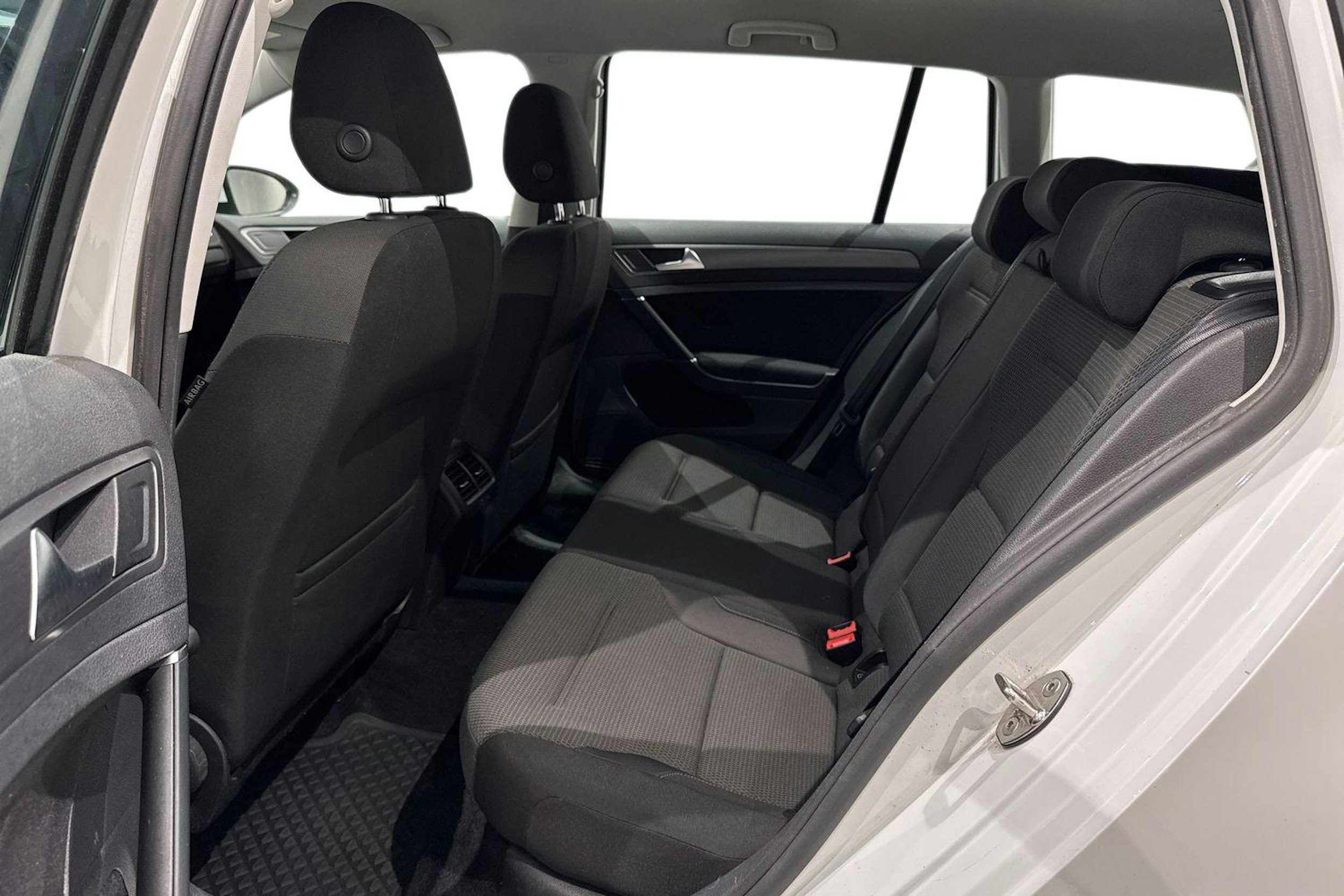 valkoinen Volkswagen Golf 2018 kuva 10.