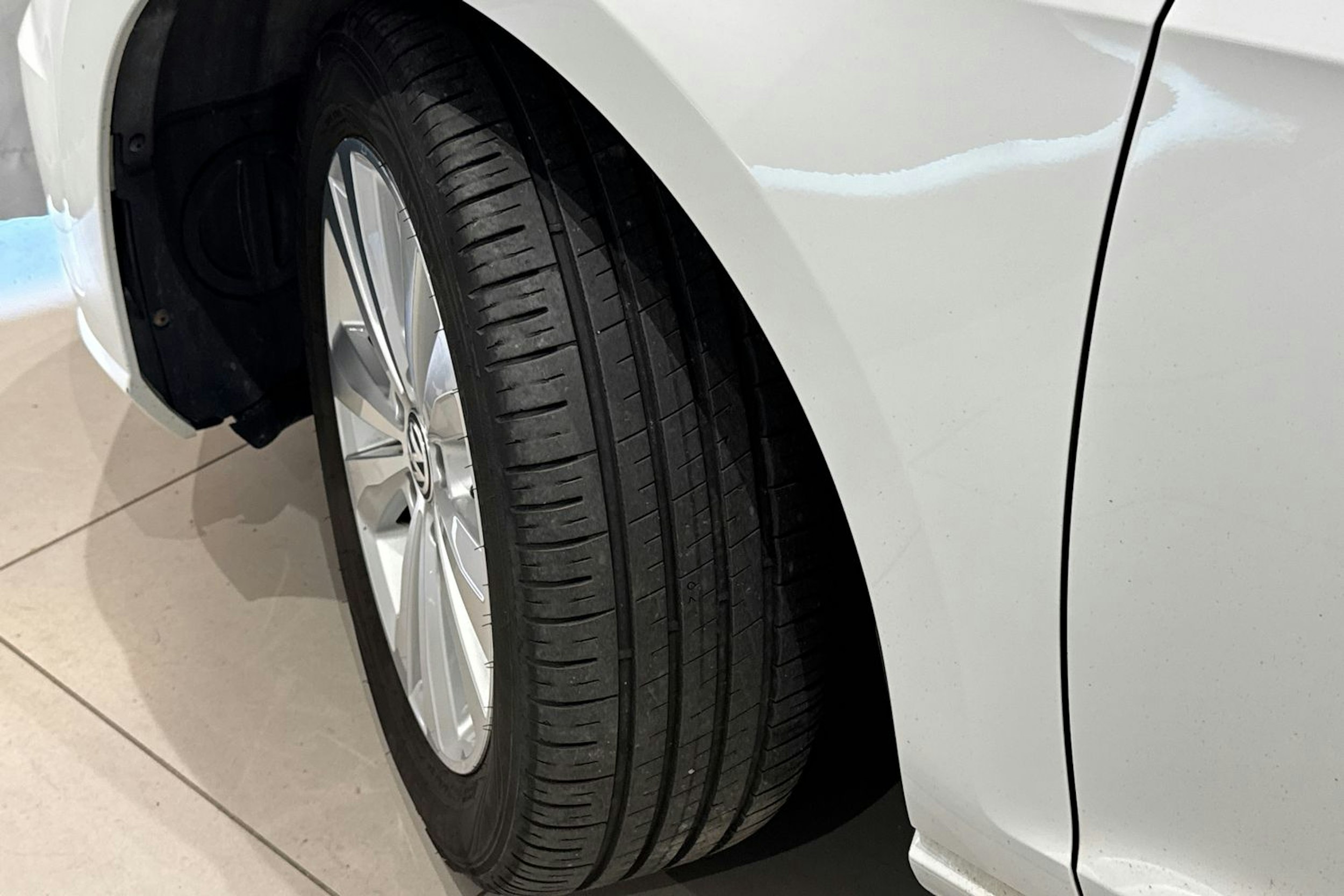 valkoinen Volkswagen Golf 2018 kuva 13.