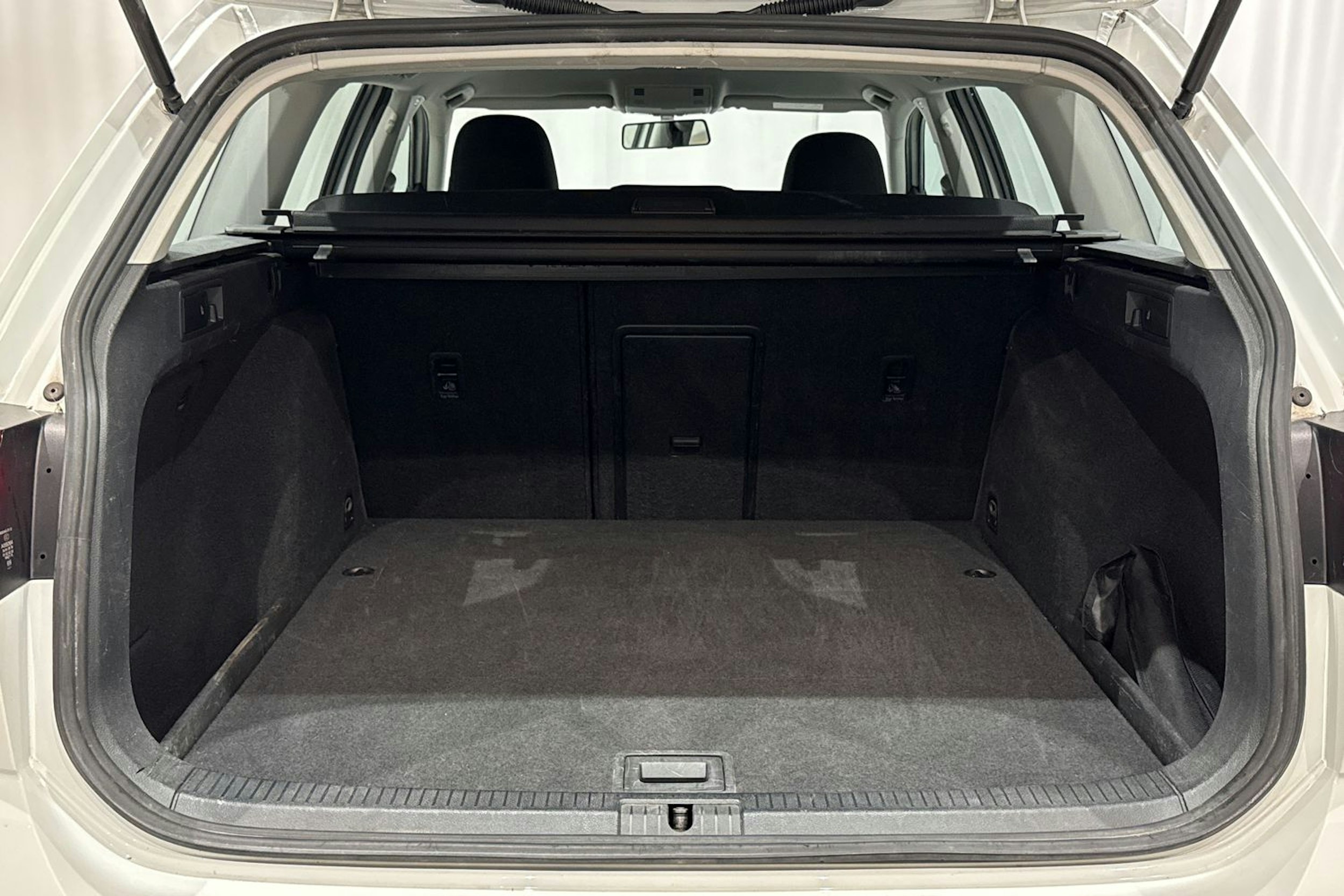 valkoinen Volkswagen Golf 2018 kuva 15.