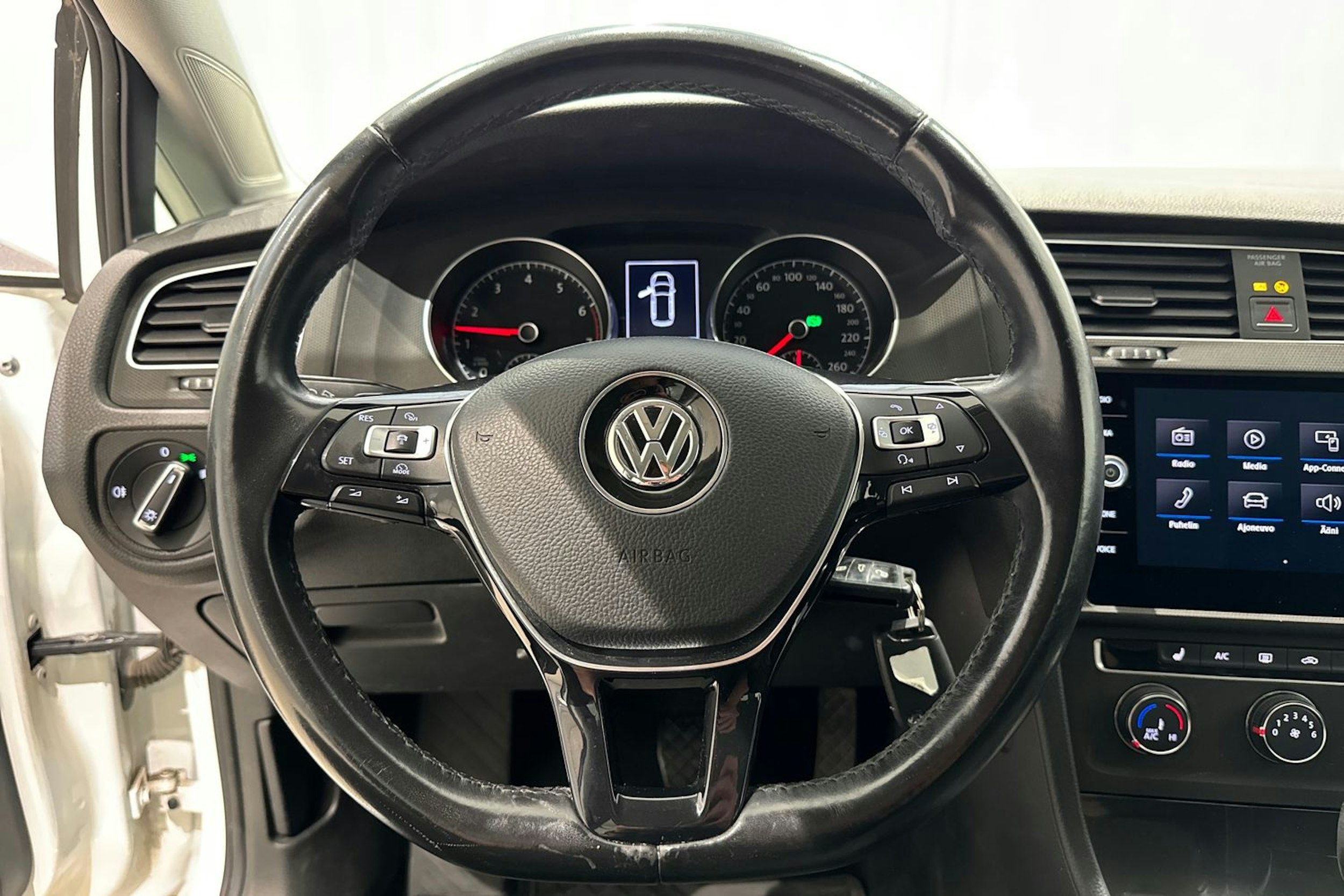 valkoinen Volkswagen Golf 2018 kuva 16.