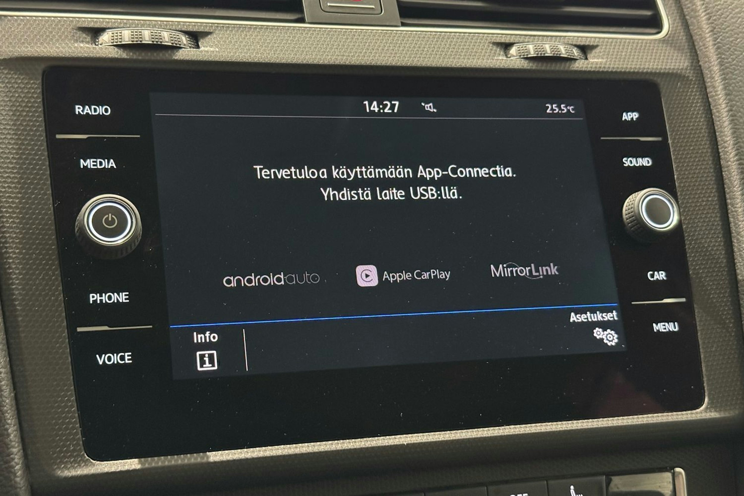 valkoinen Volkswagen Golf 2018 kuva 20.