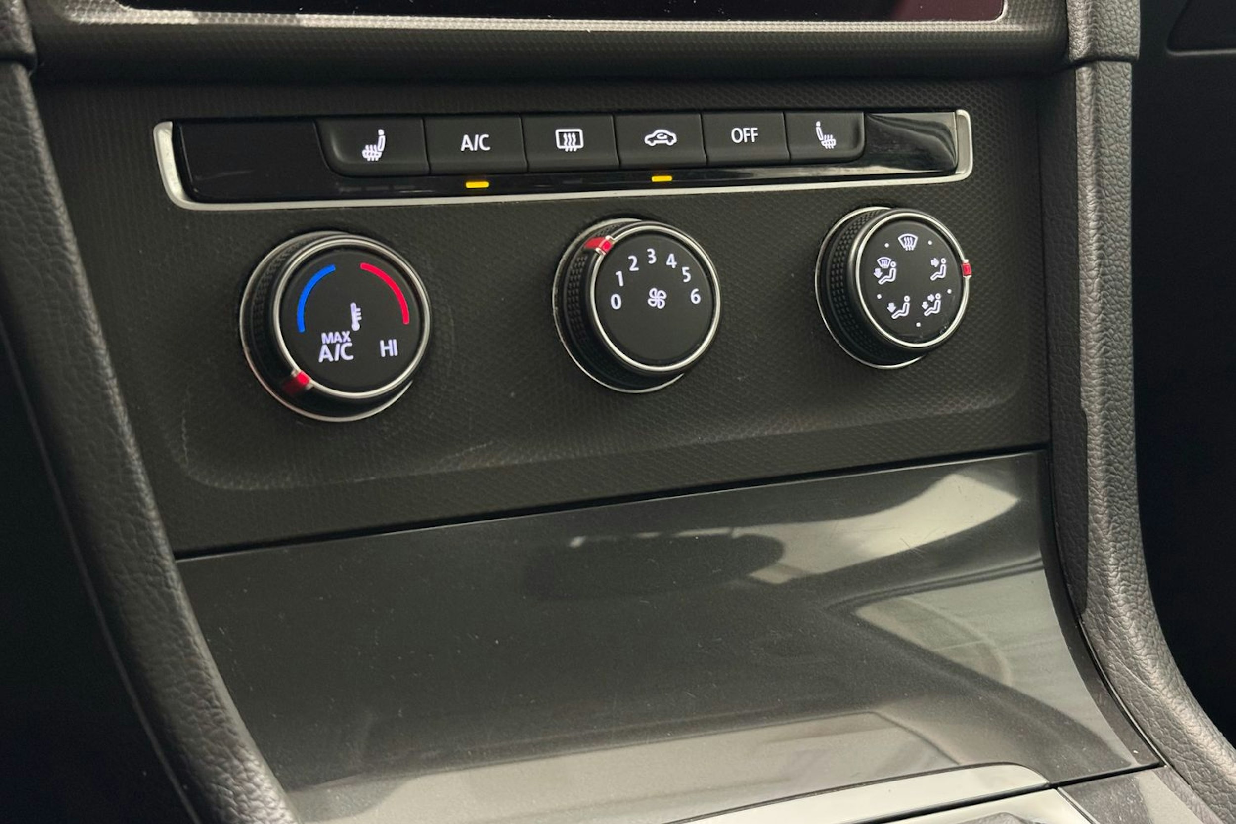 valkoinen Volkswagen Golf 2018 kuva 21.