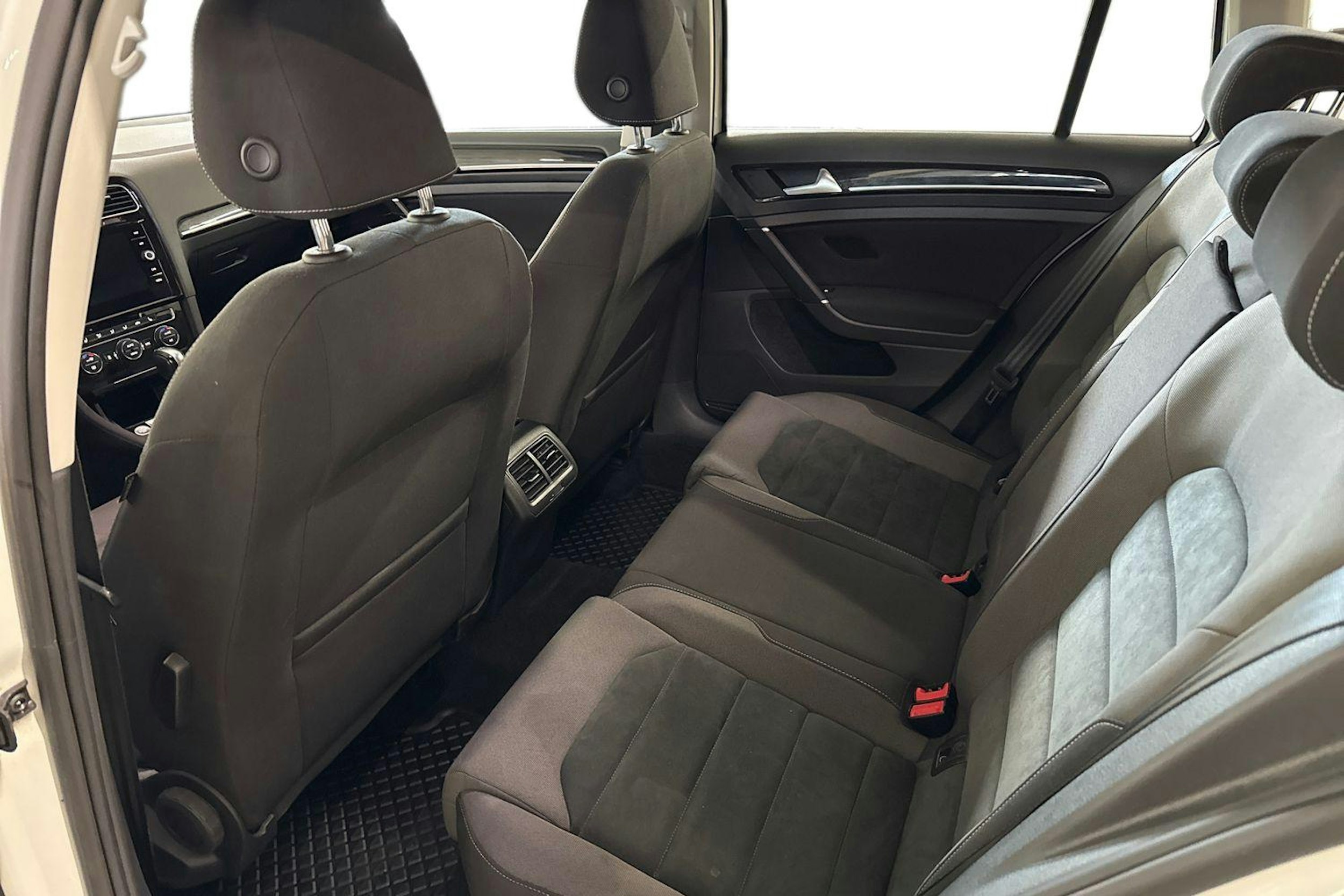 valkoinen Volkswagen Golf 2018 kuva 10.