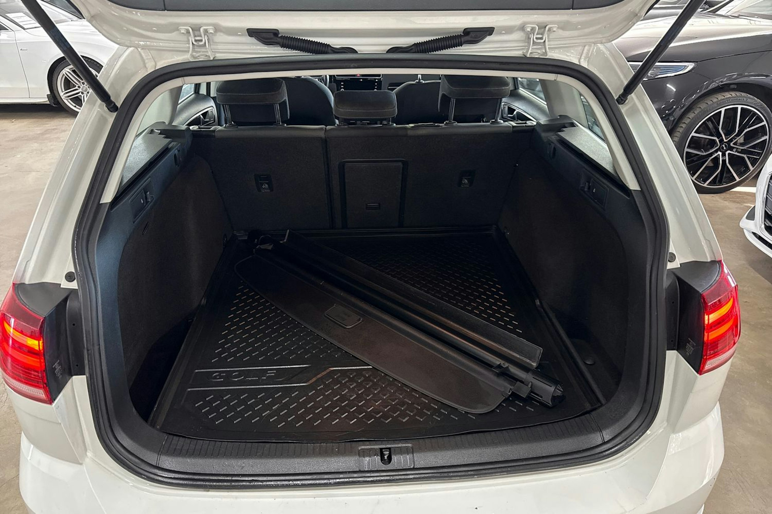 valkoinen Volkswagen Golf 2018 kuva 14.