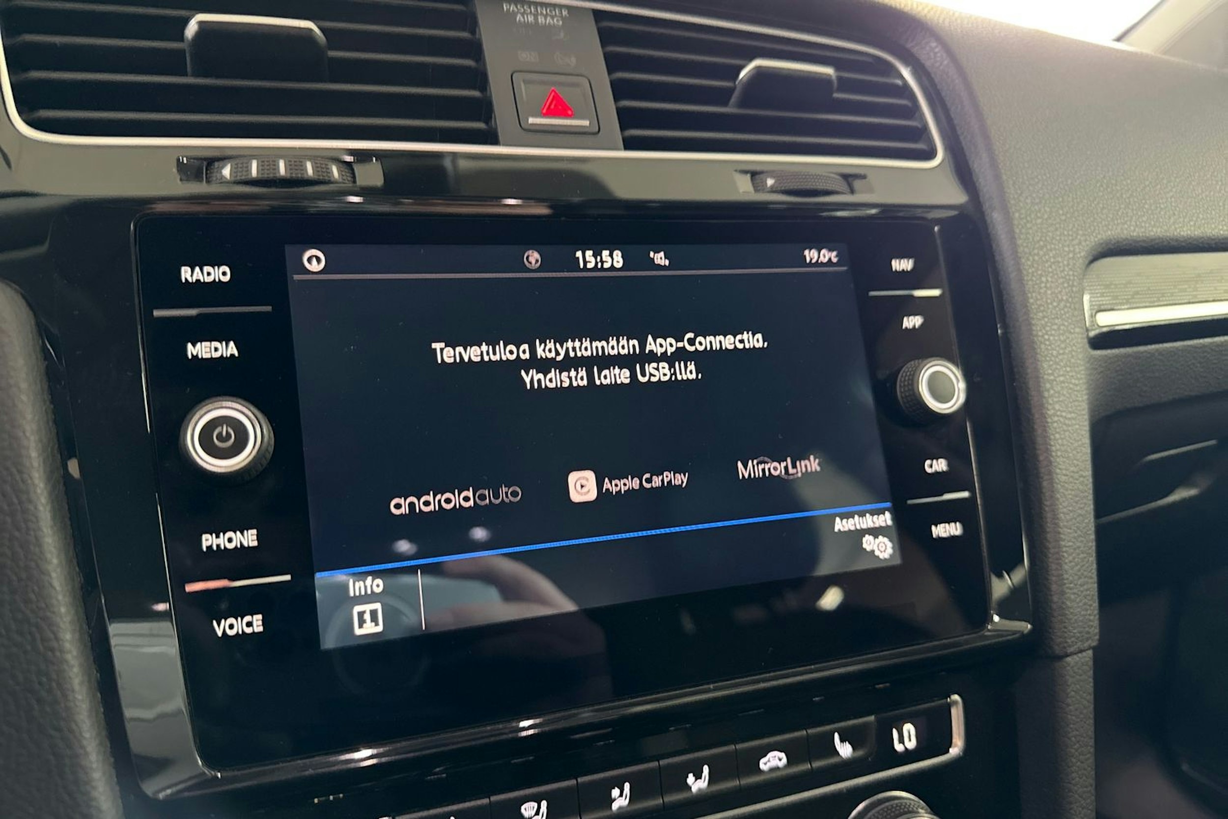 valkoinen Volkswagen Golf 2018 kuva 21.
