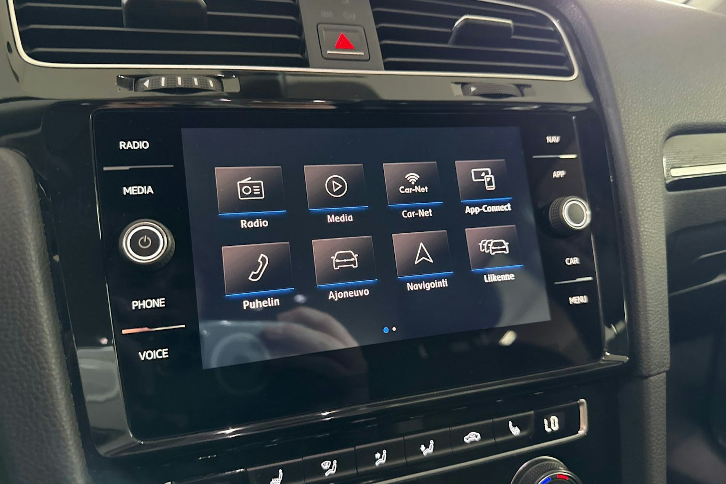 valkoinen Volkswagen Golf 2018 kuva 22.