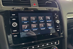 valkoinen Volkswagen Golf 2018 kuva 22.
