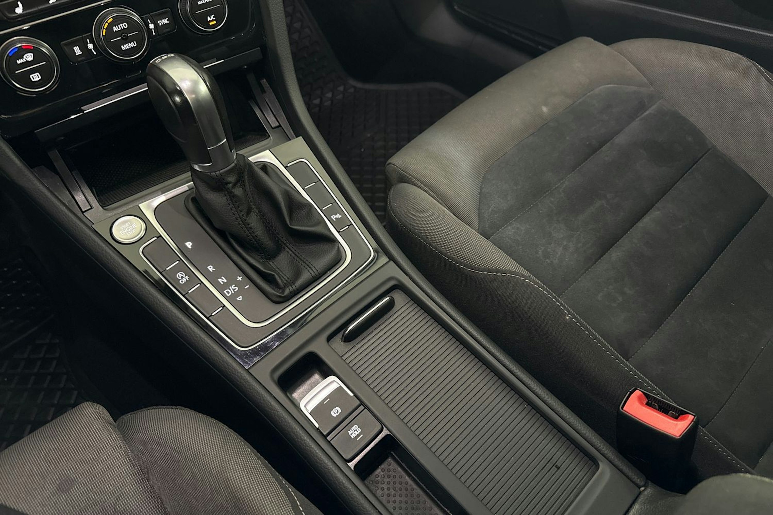 valkoinen Volkswagen Golf 2018 kuva 24.