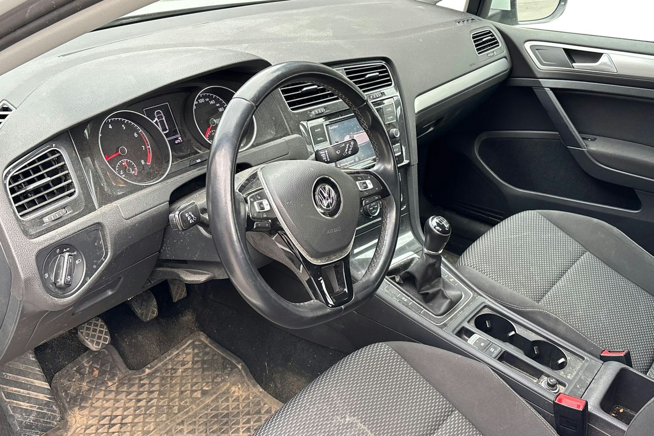 valkoinen Volkswagen Golf 2018 kuva 3.
