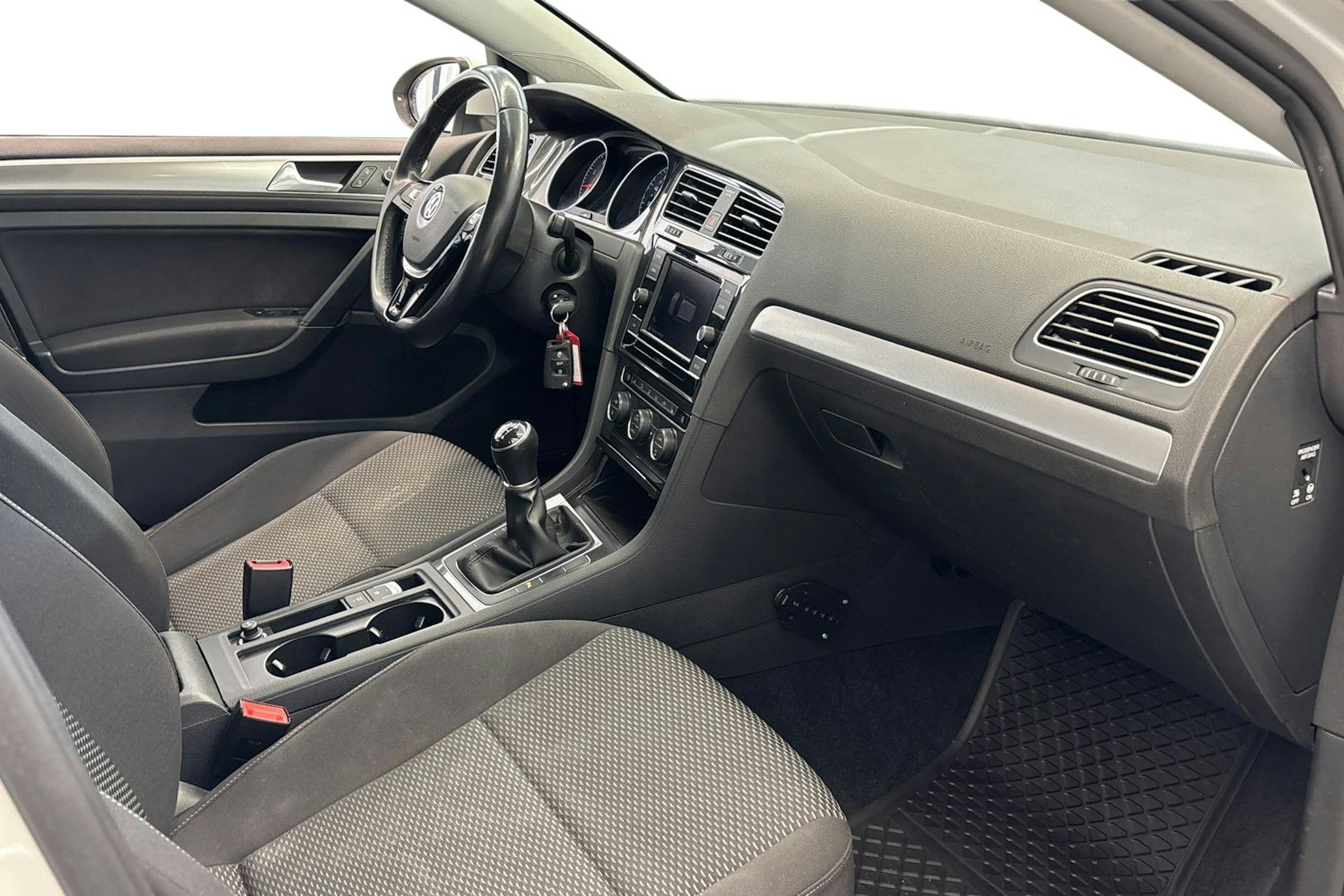 valkoinen Volkswagen Golf 2018 kuva 10.