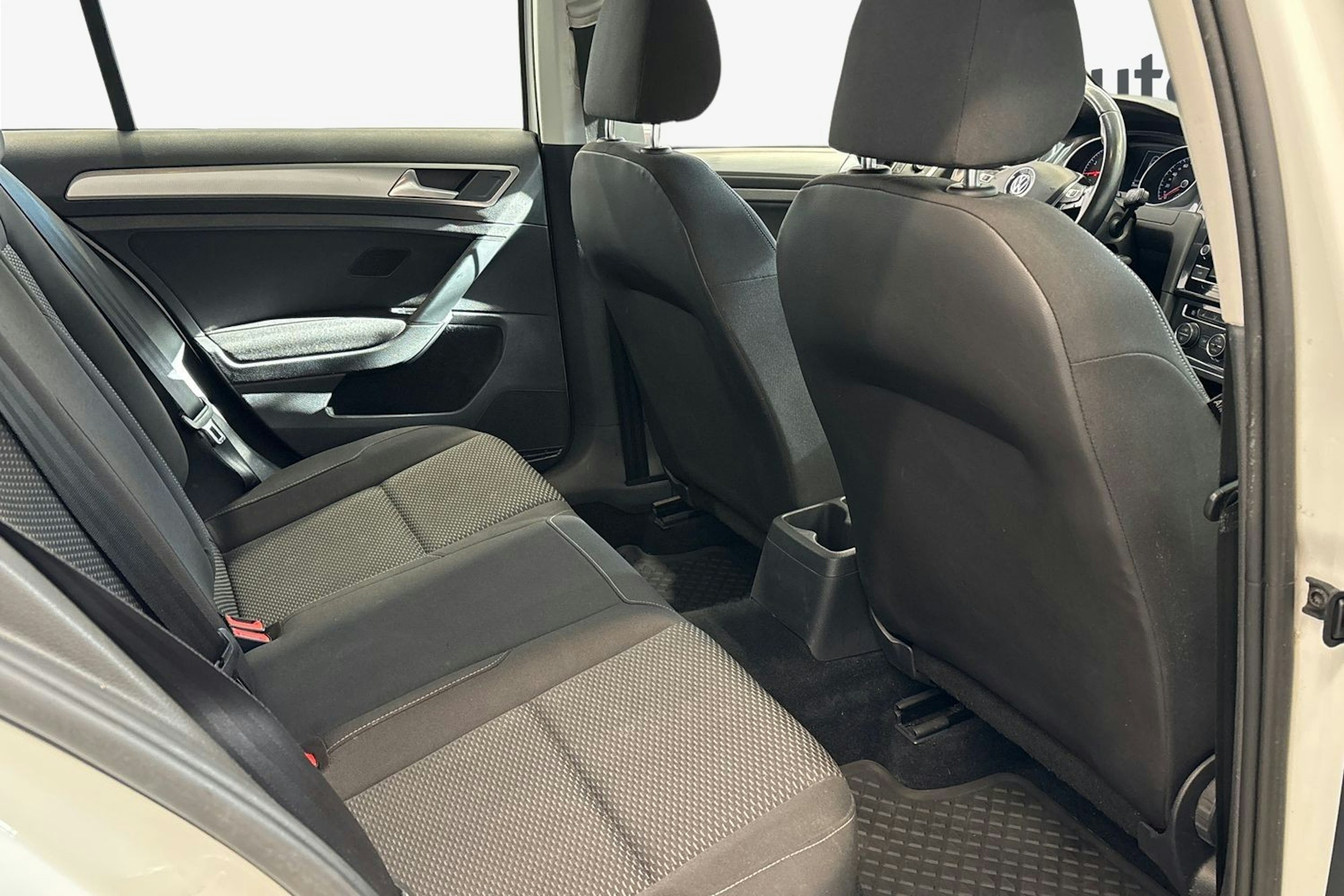 valkoinen Volkswagen Golf 2018 kuva 11.