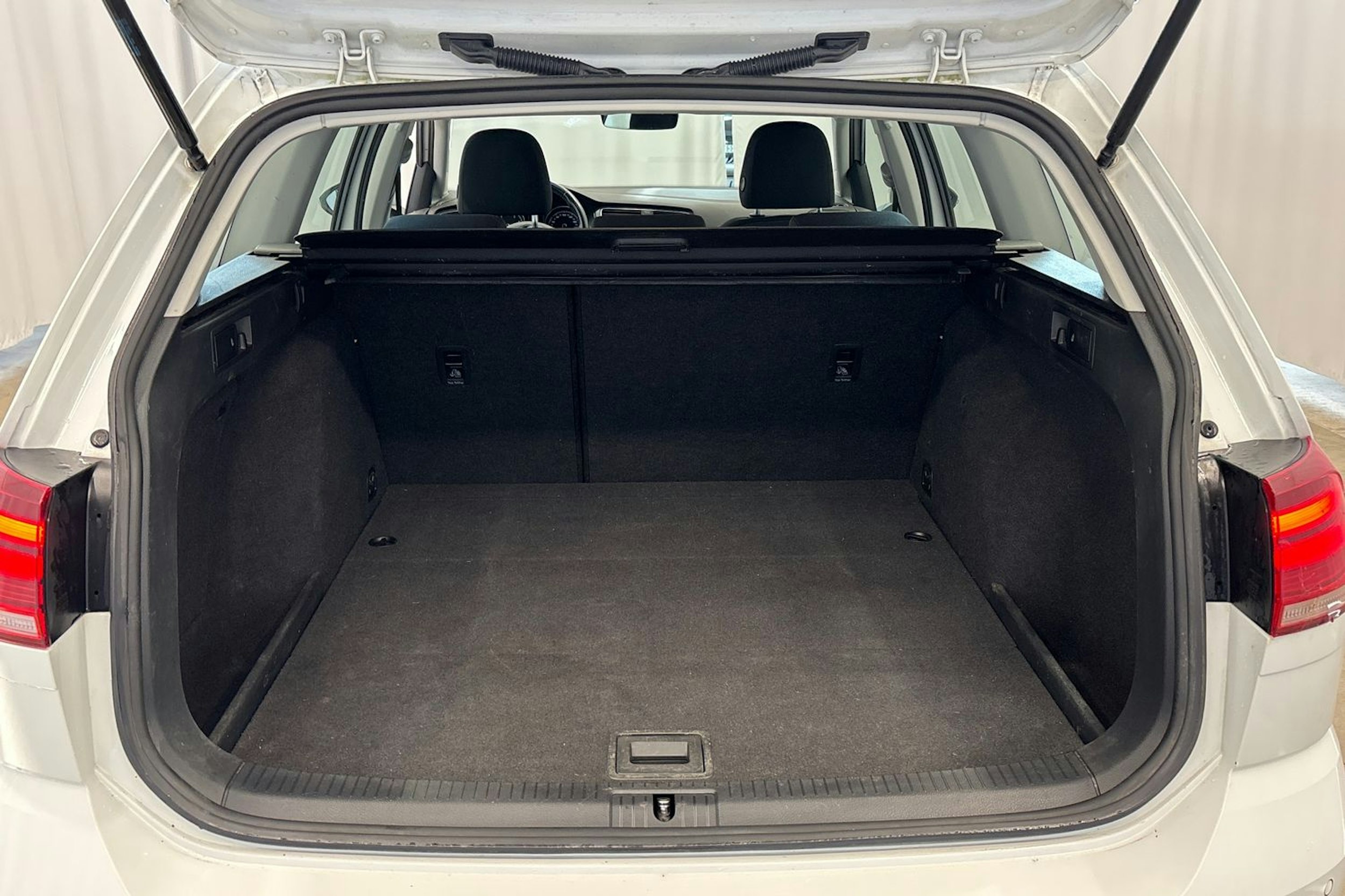 valkoinen Volkswagen Golf 2018 kuva 14.