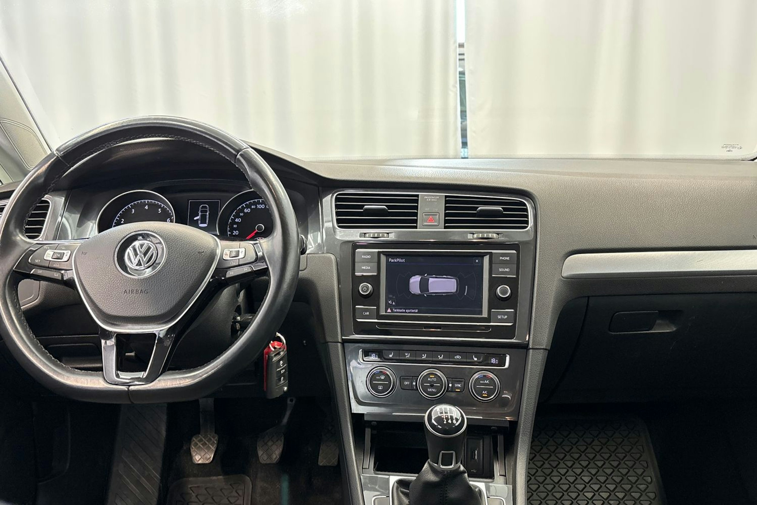 valkoinen Volkswagen Golf 2018 kuva 15.