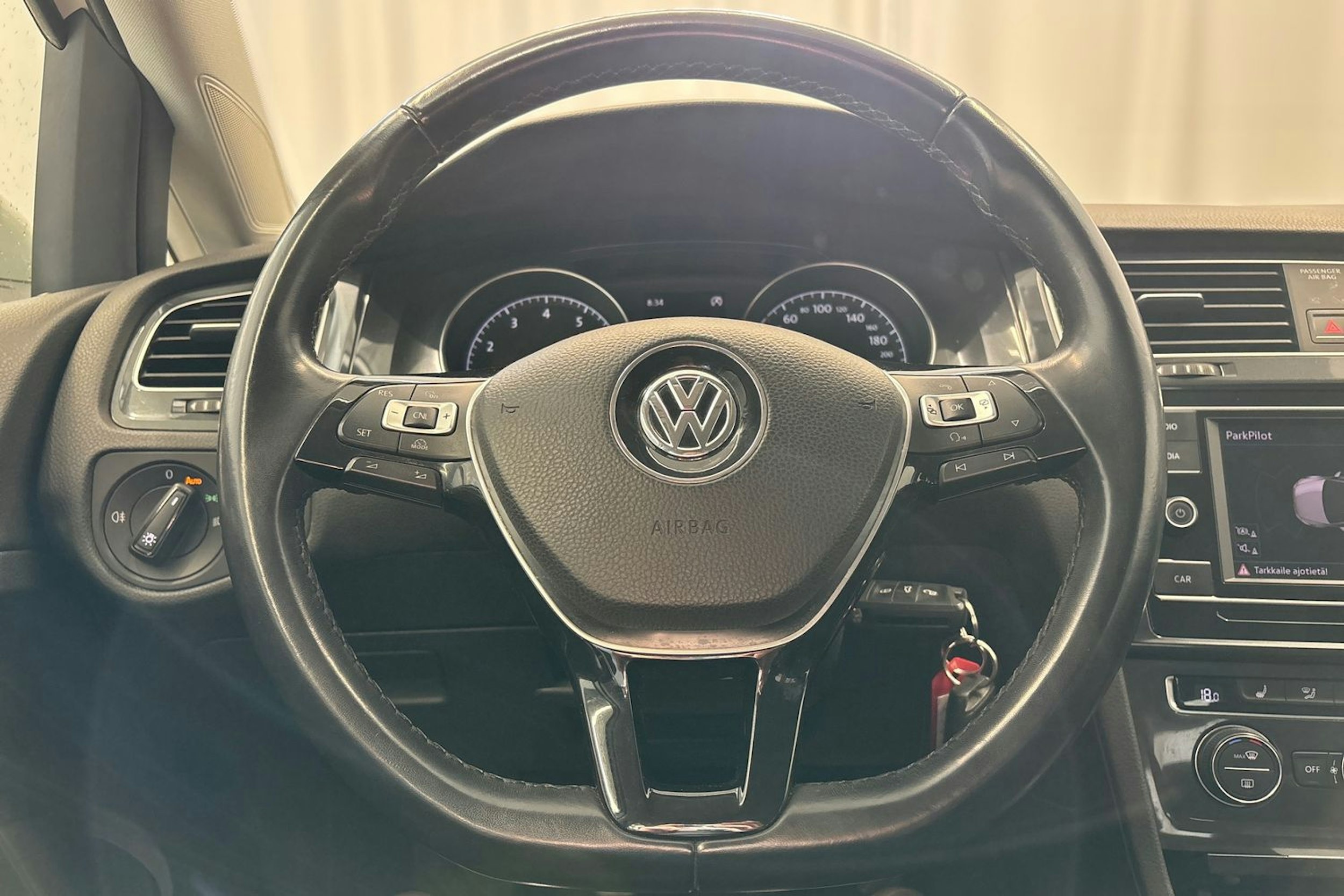 valkoinen Volkswagen Golf 2018 kuva 16.