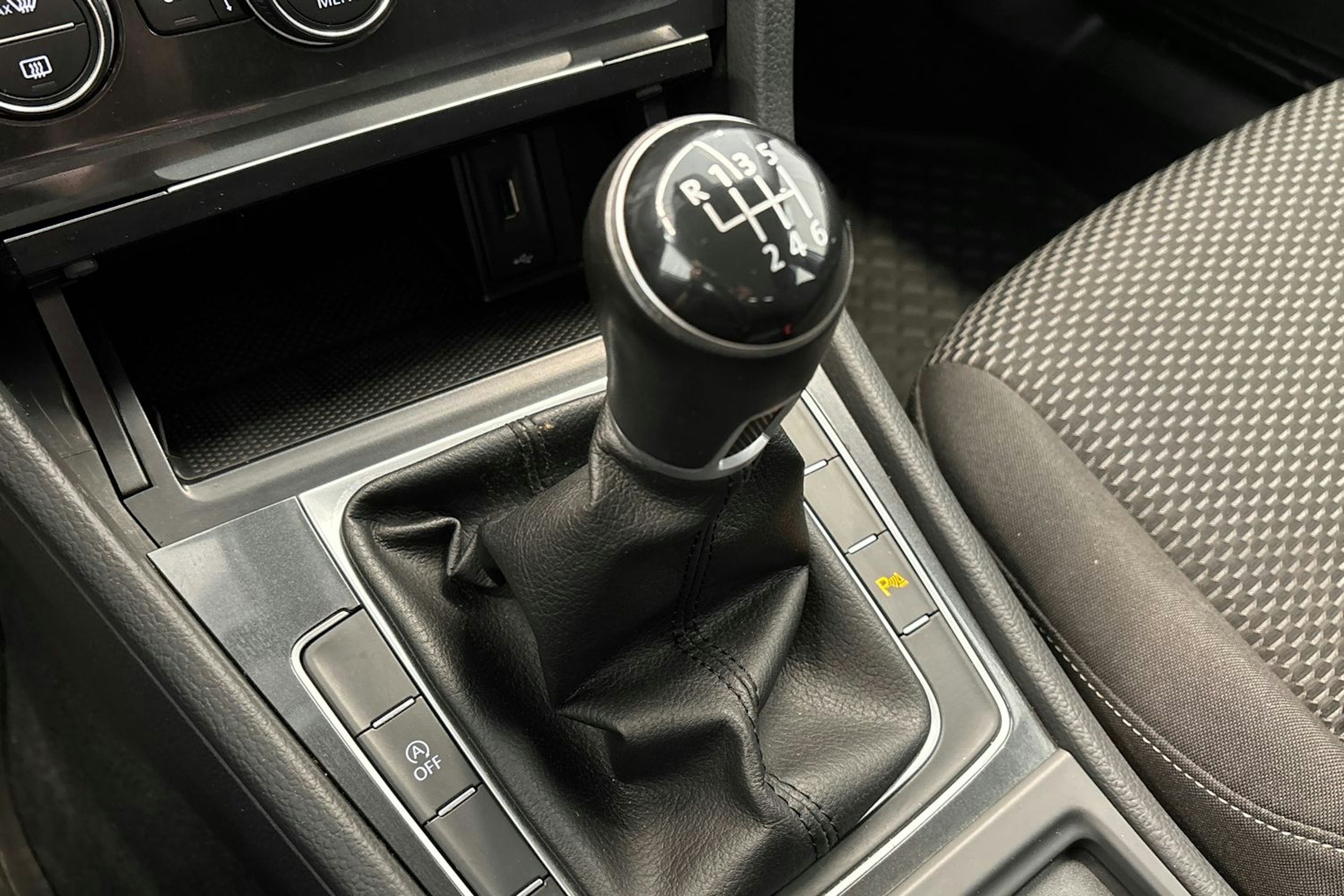 valkoinen Volkswagen Golf 2018 kuva 24.