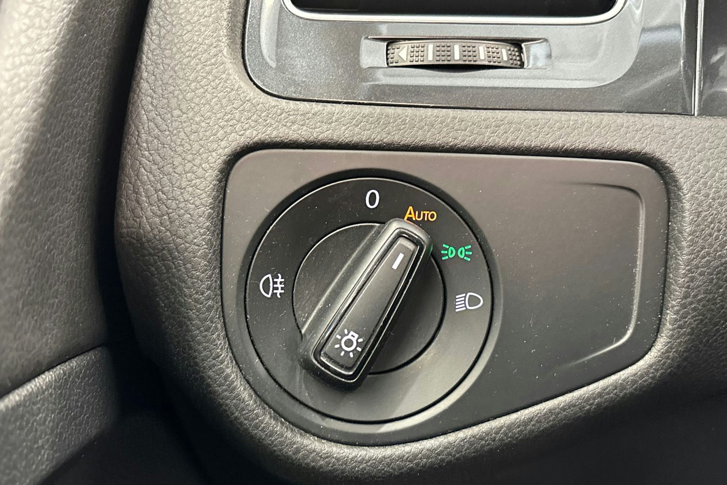 valkoinen Volkswagen Golf 2018 kuva 26.