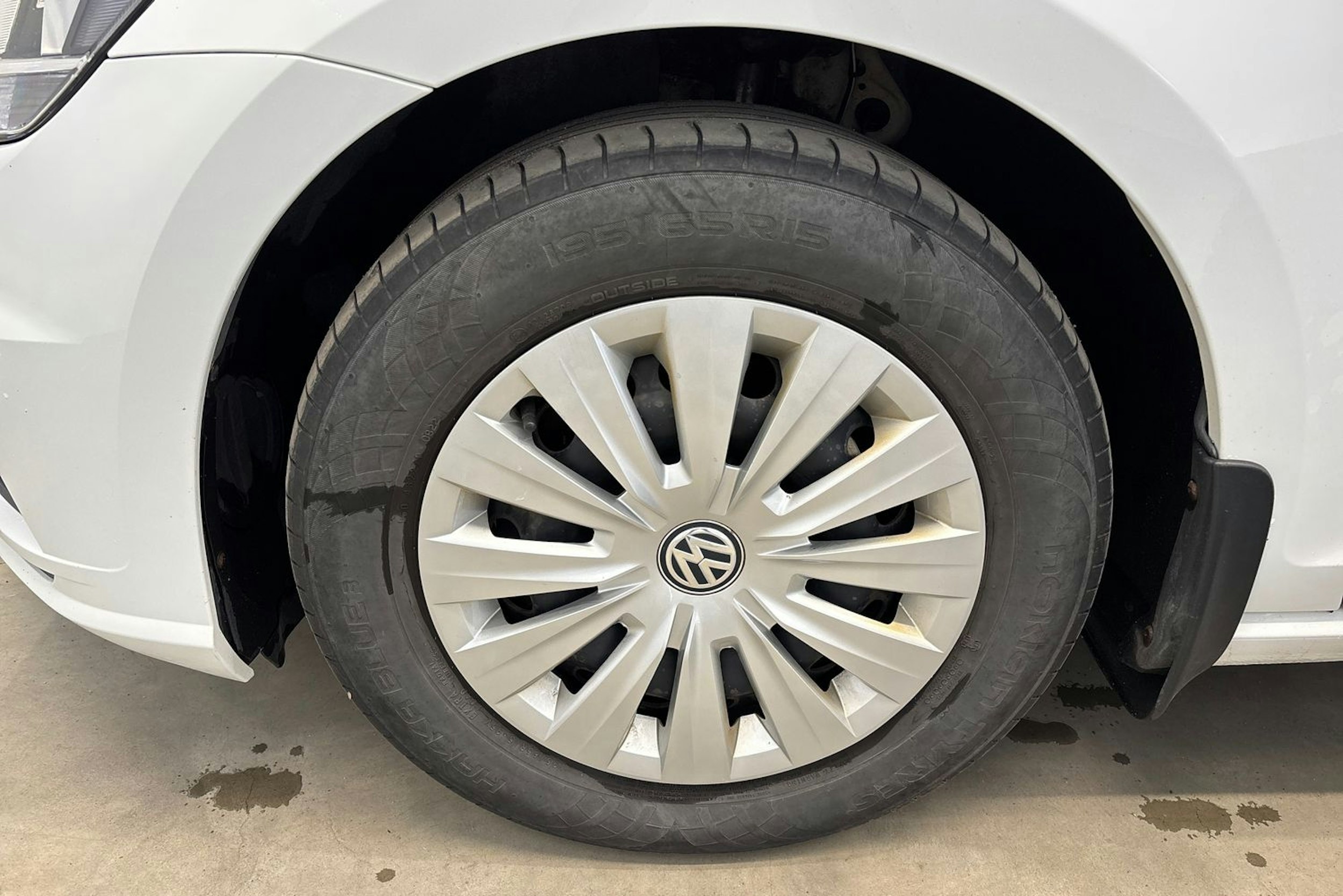valkoinen Volkswagen Golf 2018 kuva 30.