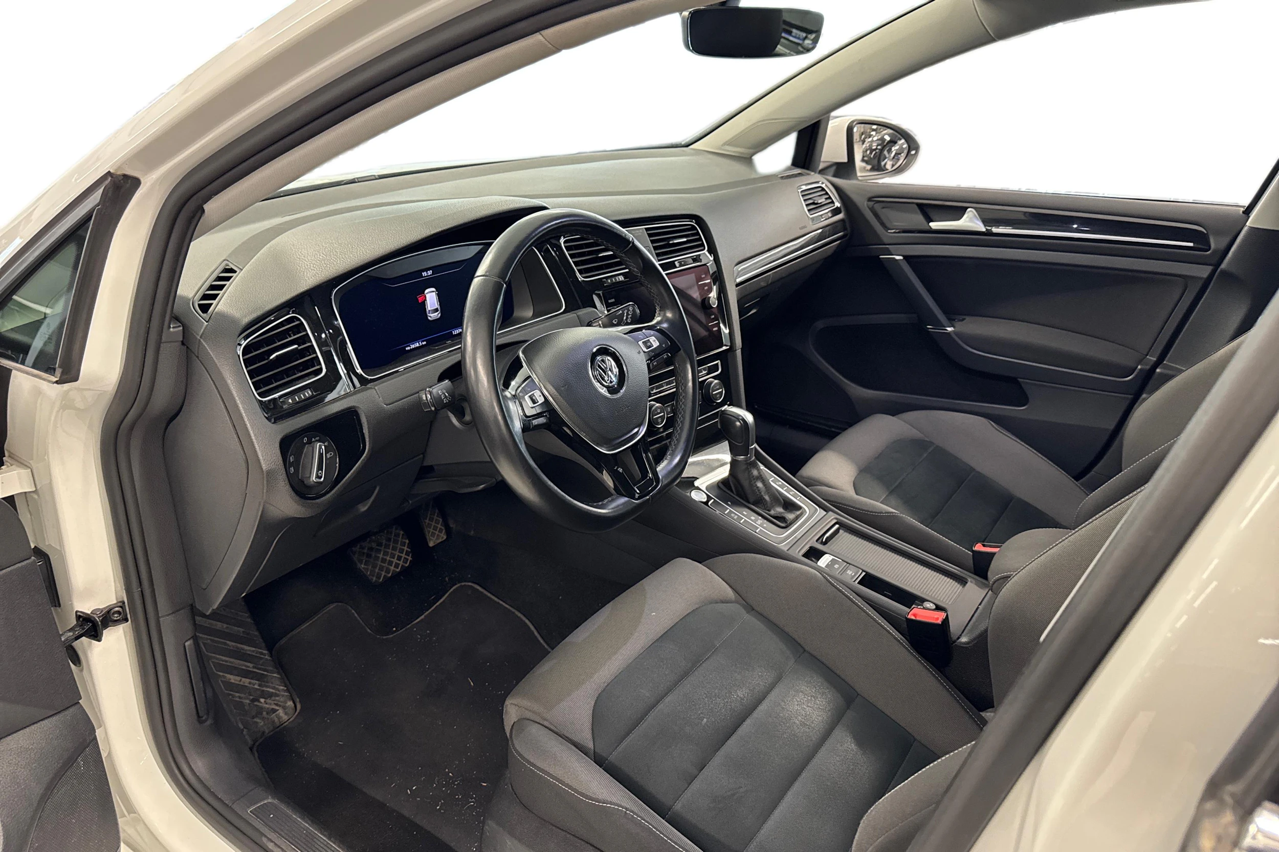 valkoinen Volkswagen Golf 2018 kuva 3.
