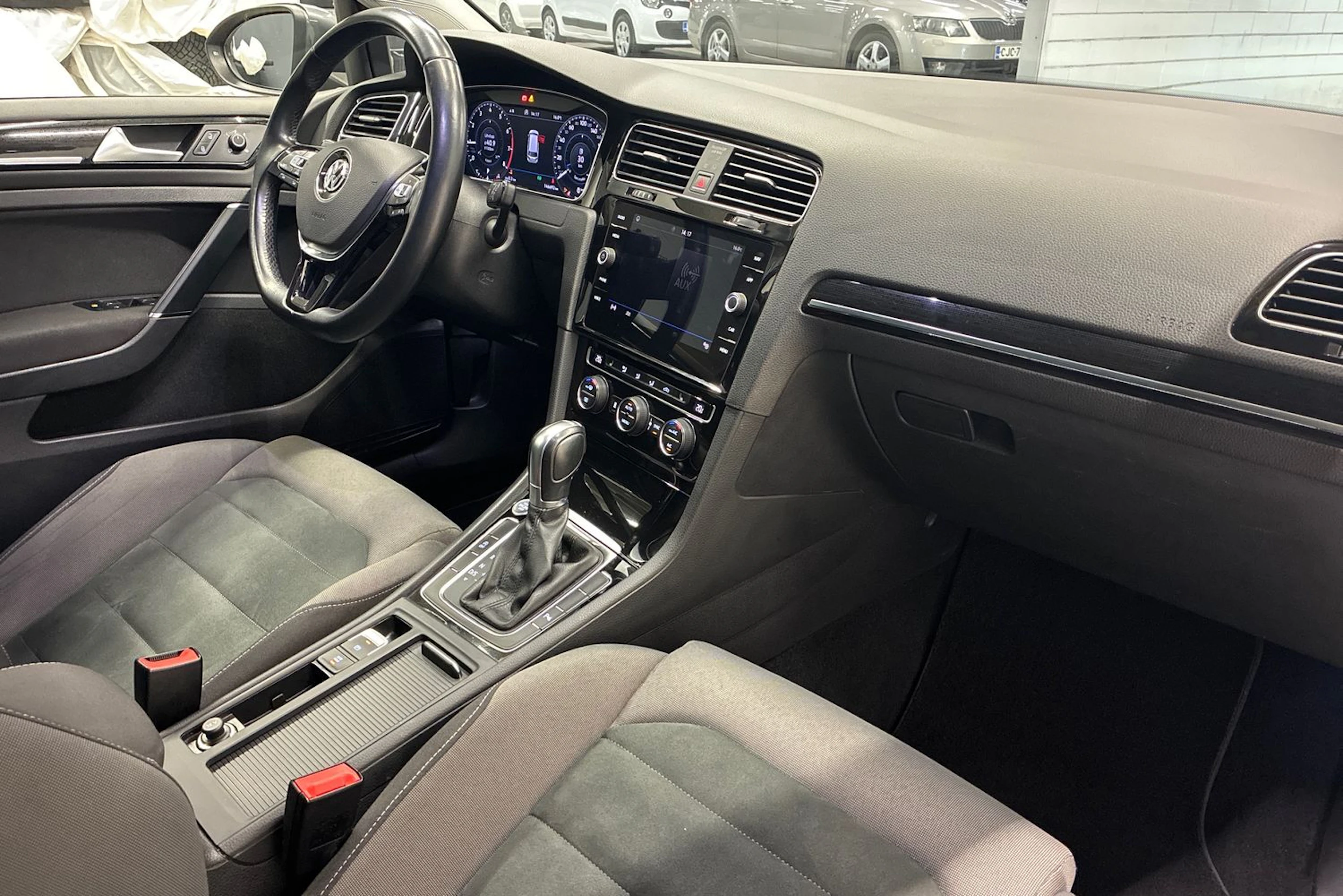 harmaa Volkswagen Golf 2018 kuva 28.