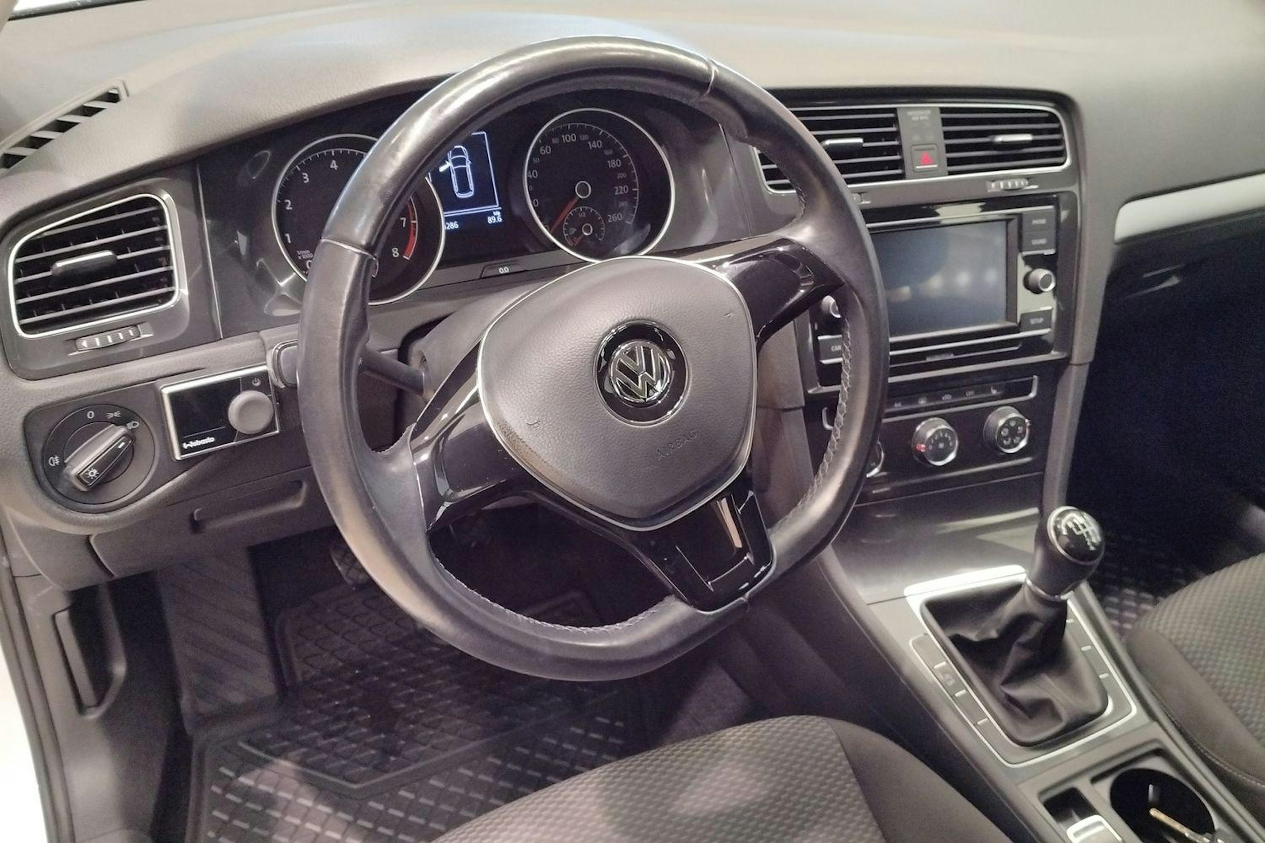 Valkoinen Volkswagen GOLF 2018 kuva 7.