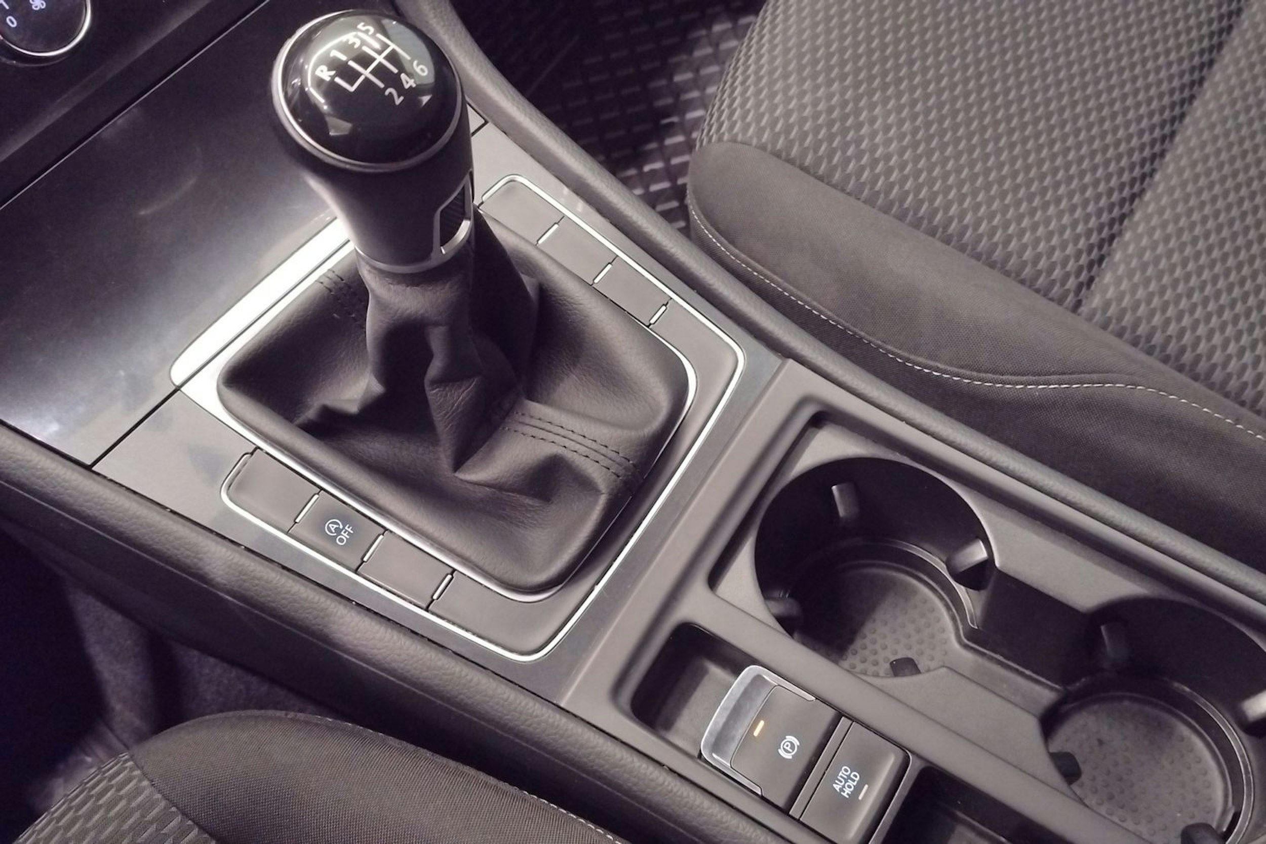 Valkoinen Volkswagen GOLF 2018 kuva 17.