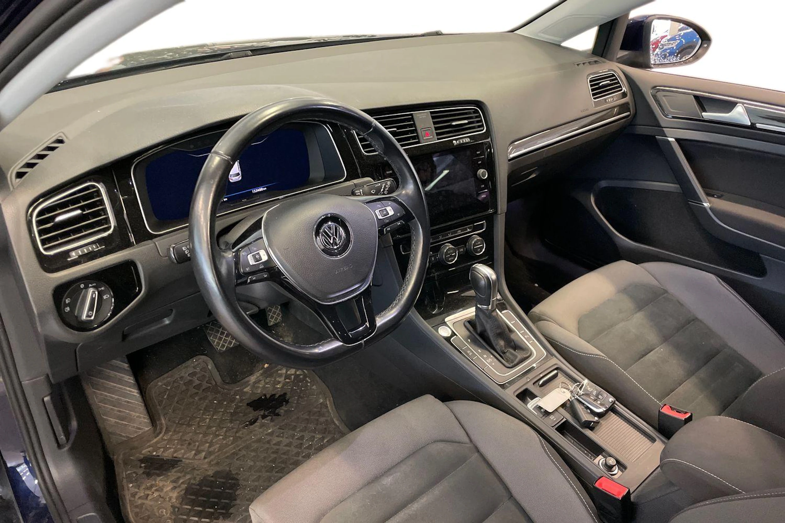 sininen Volkswagen Golf 2018 kuva 3.