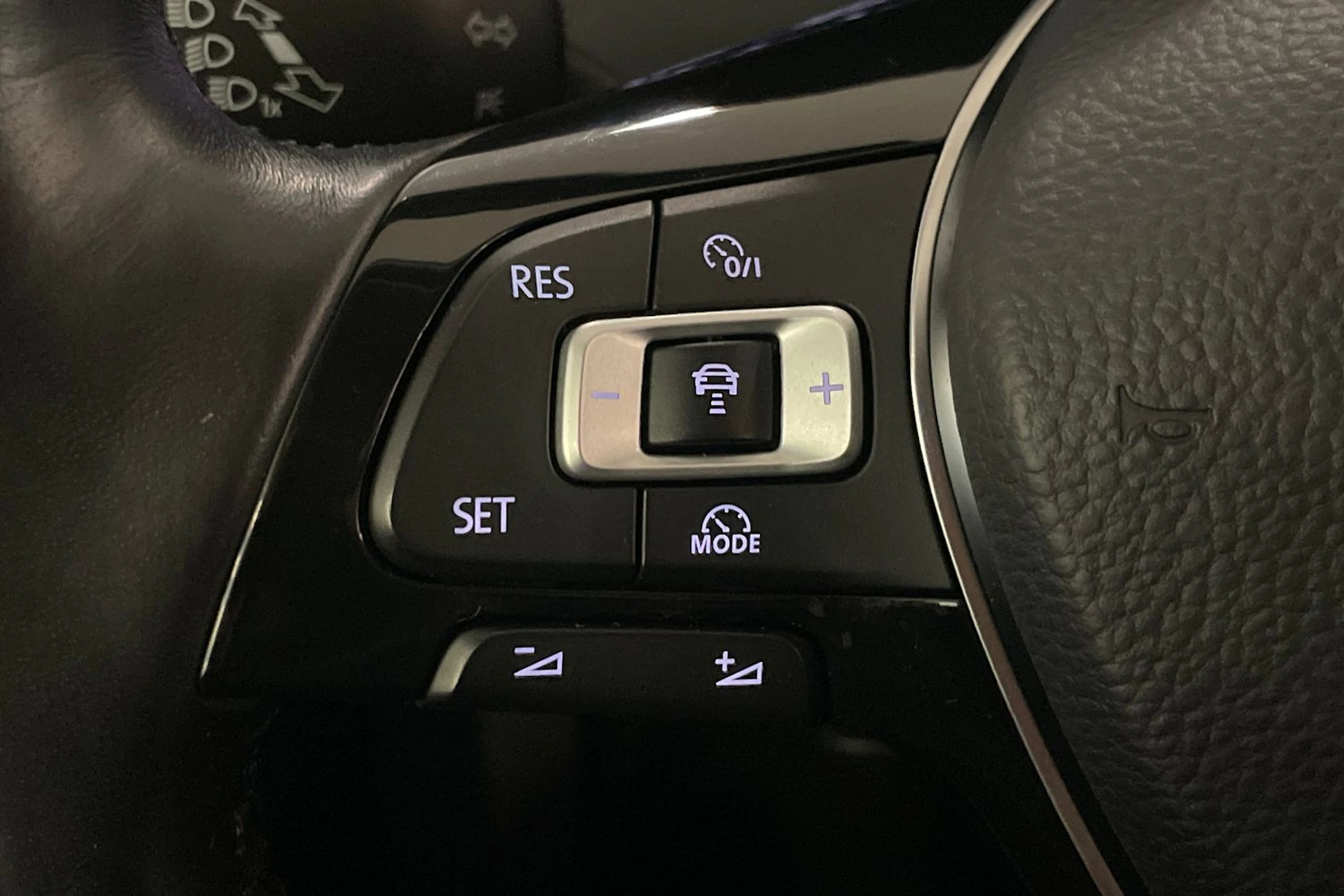 sininen Volkswagen Golf 2018 kuva 22.