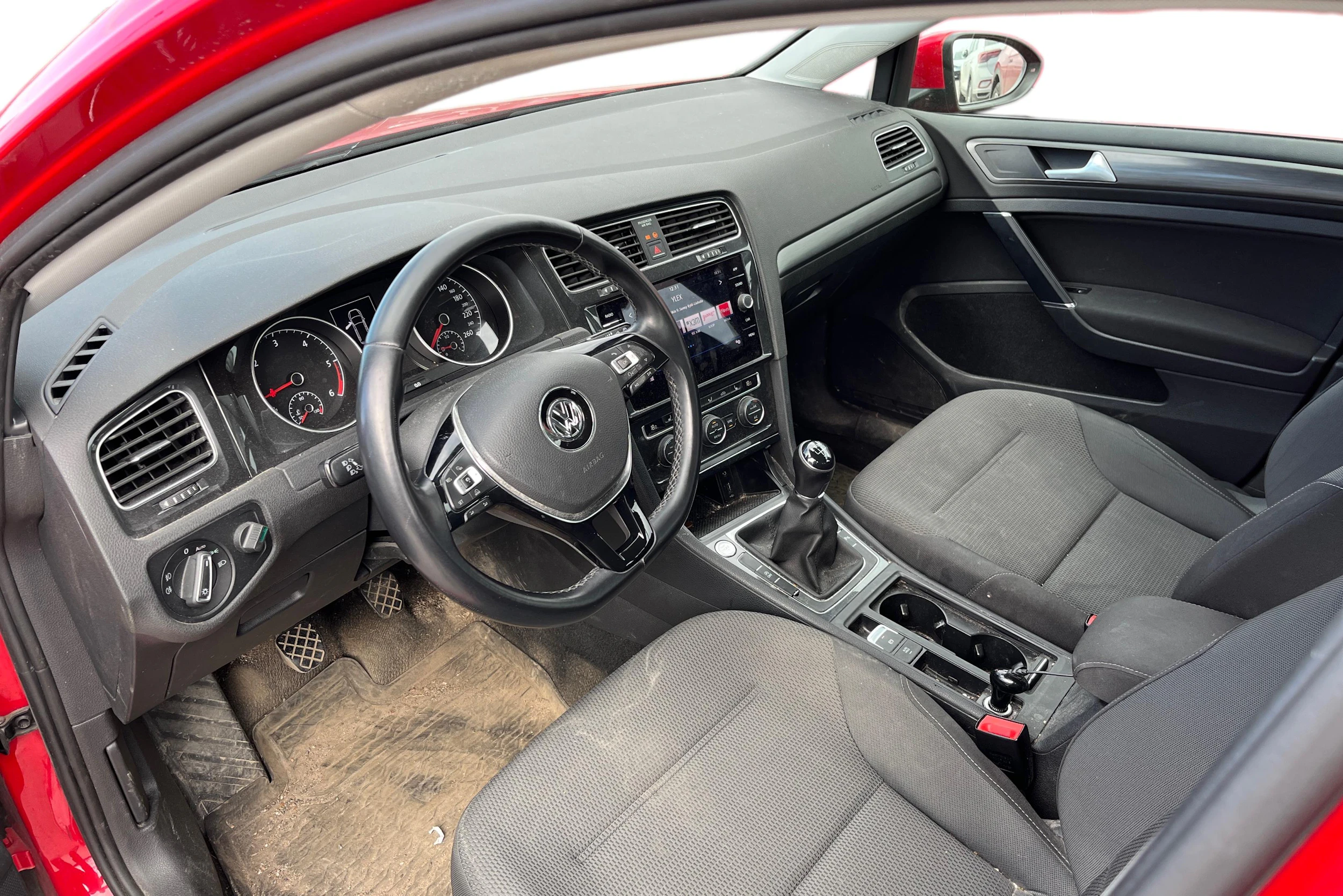 punainen Volkswagen Golf 2018 kuva 3.