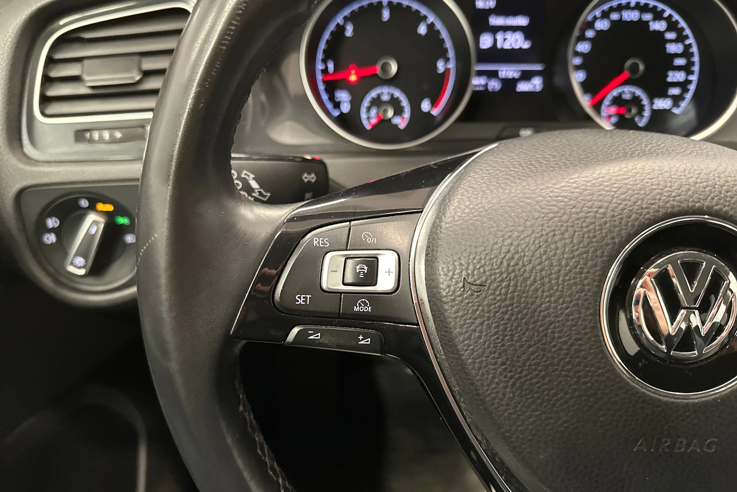 punainen Volkswagen Golf 2018 kuva 15.