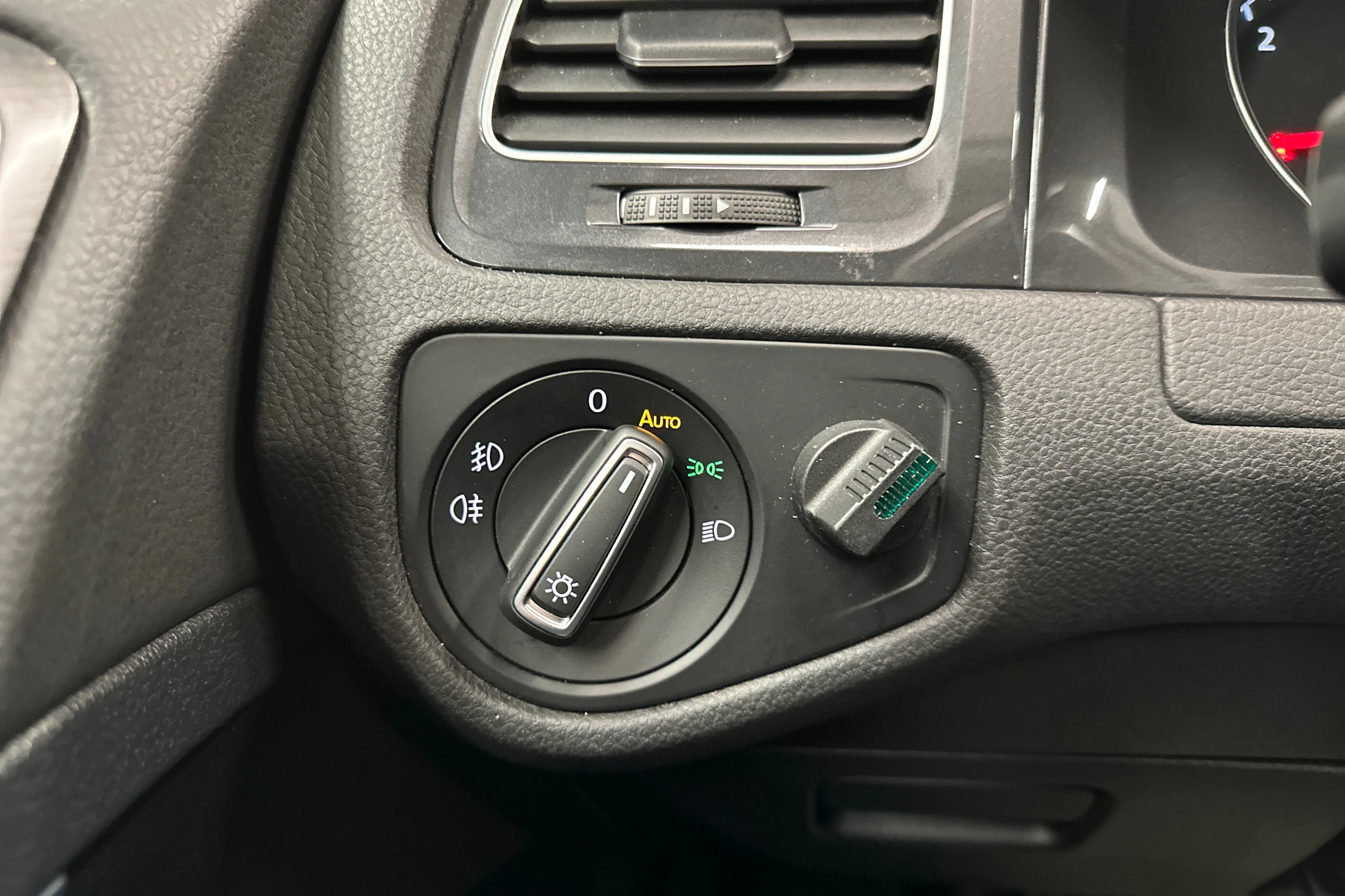 punainen Volkswagen Golf 2018 kuva 19.