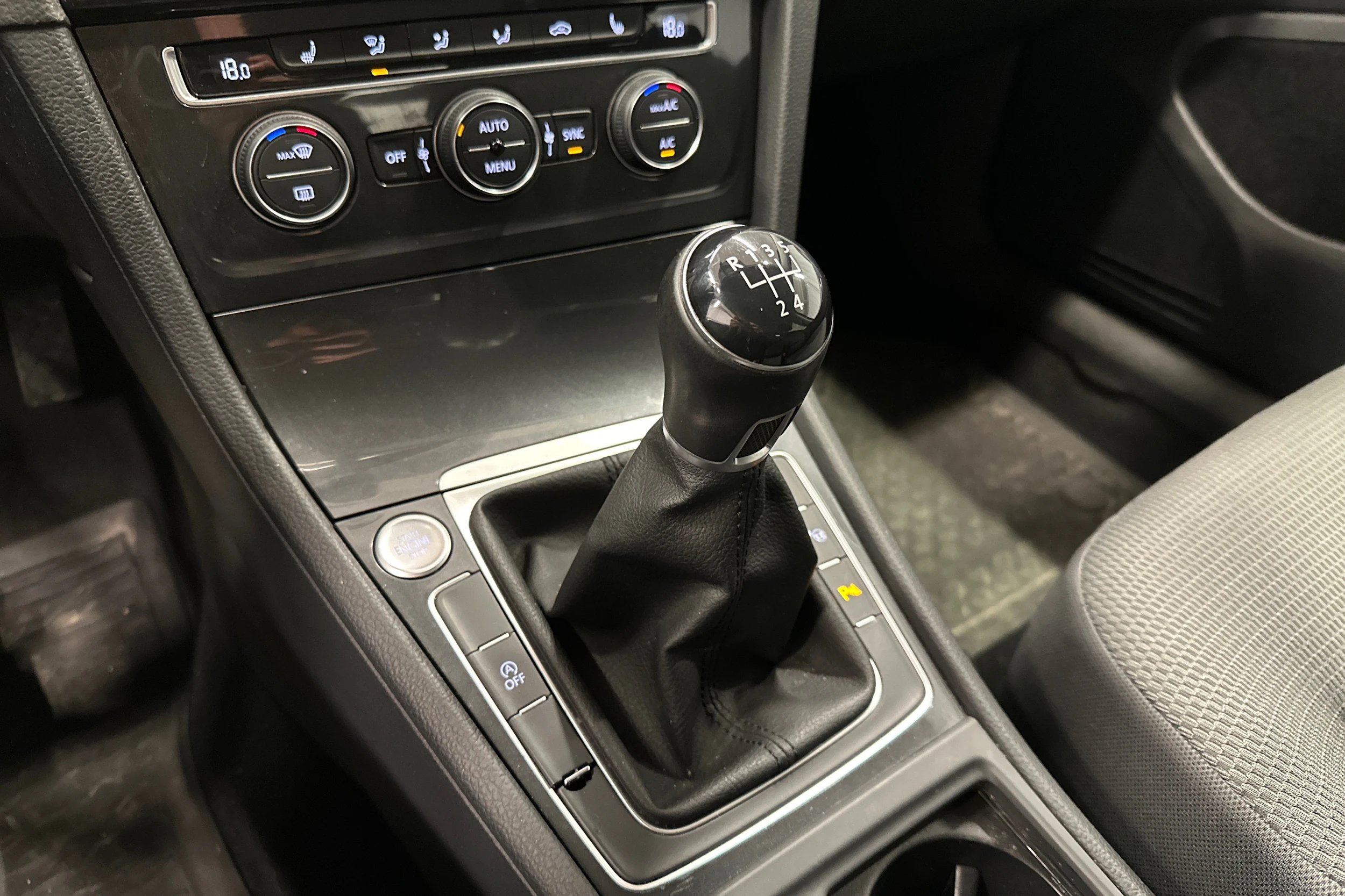punainen Volkswagen Golf 2018 kuva 26.