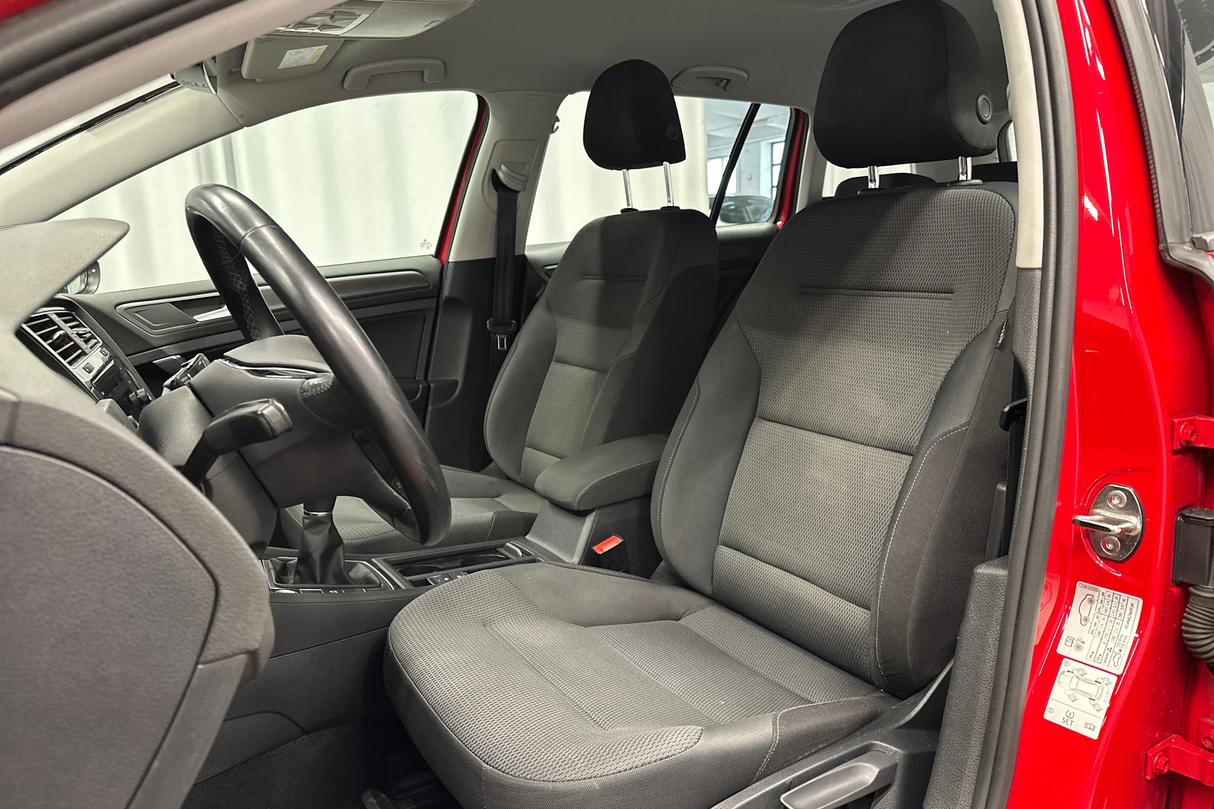 punainen Volkswagen Golf 2018 kuva 27.