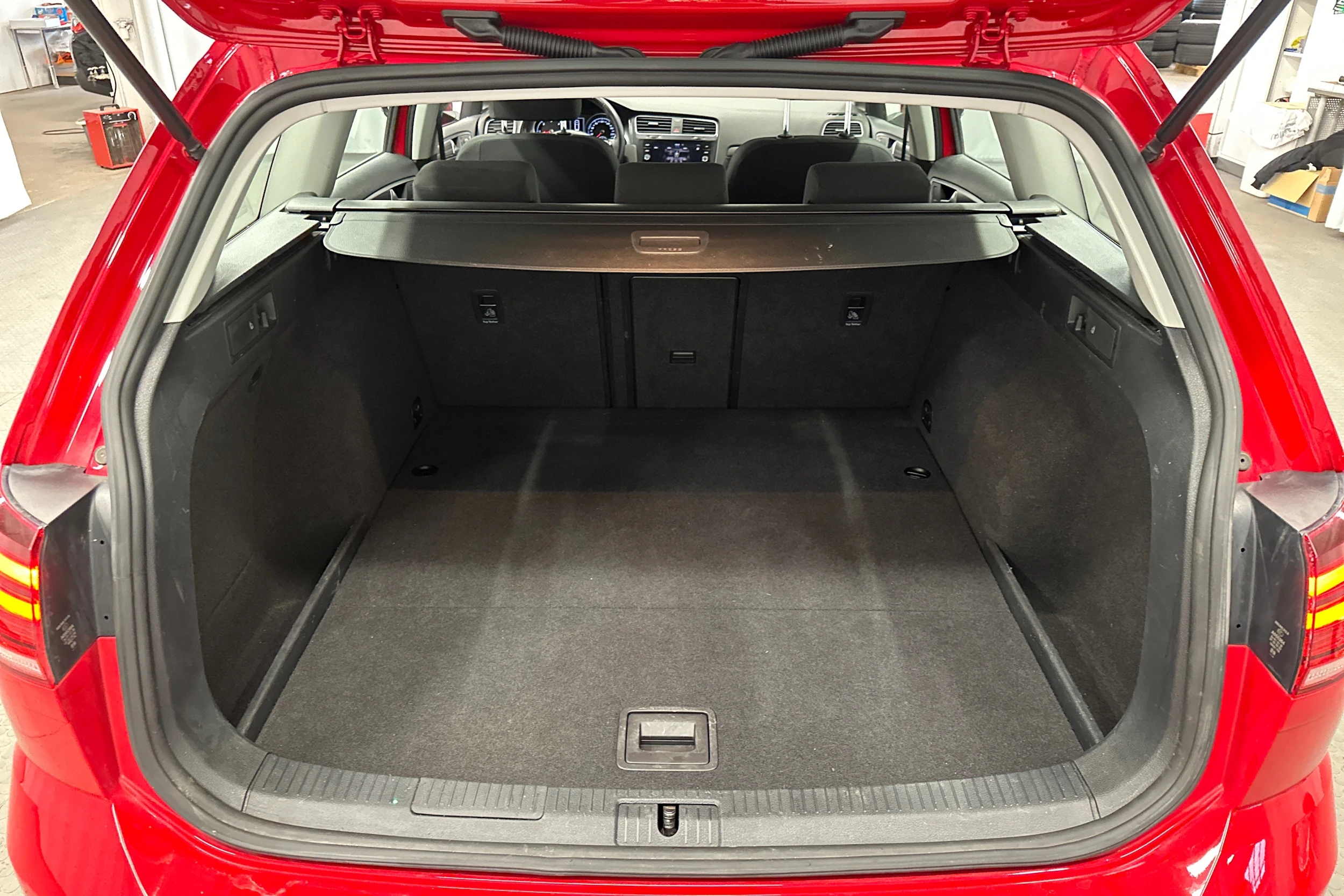 punainen Volkswagen Golf 2018 kuva 28.
