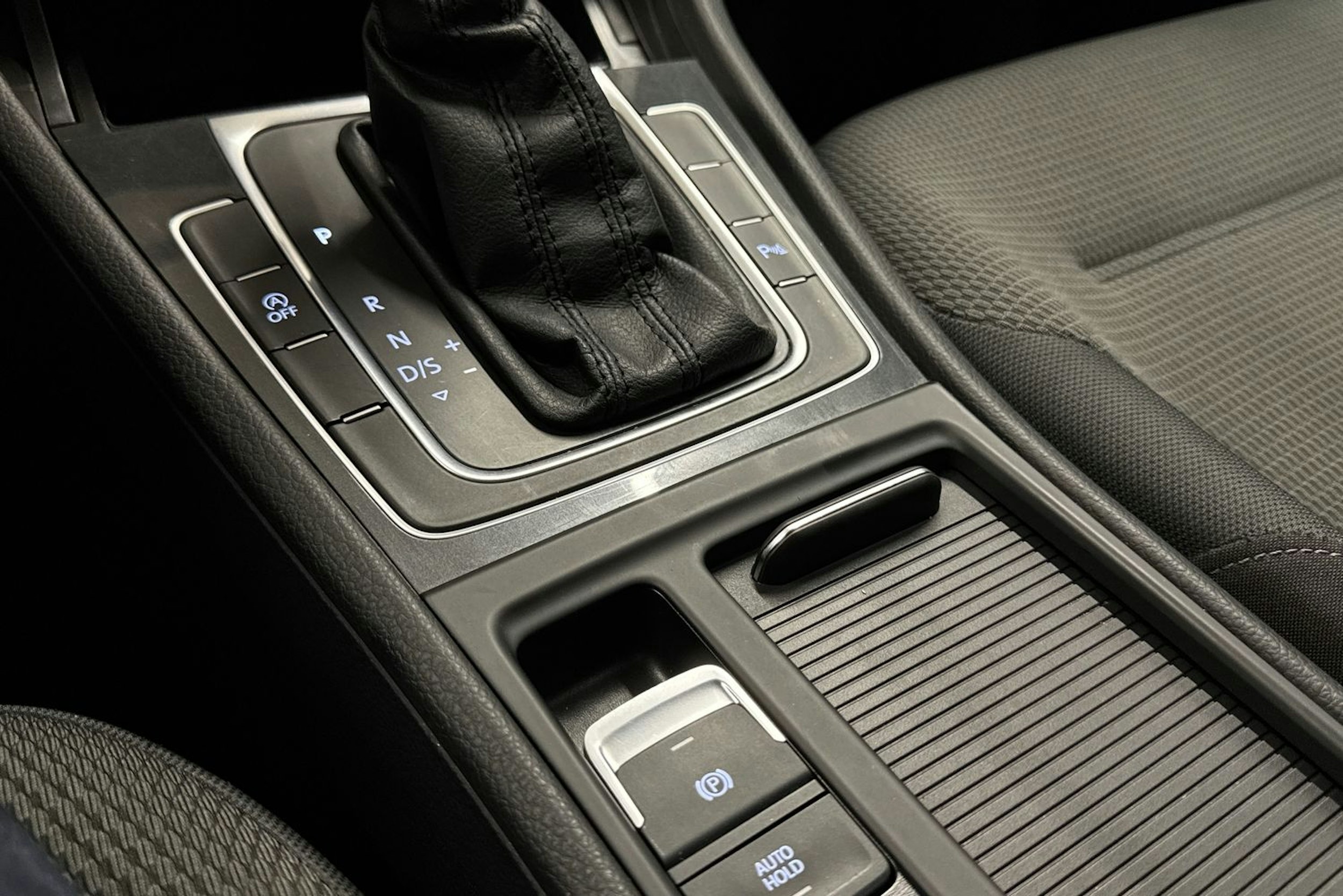 punainen Volkswagen Golf 2018 kuva 20.