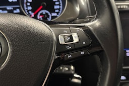 punainen Volkswagen Golf 2018 kuva 22.