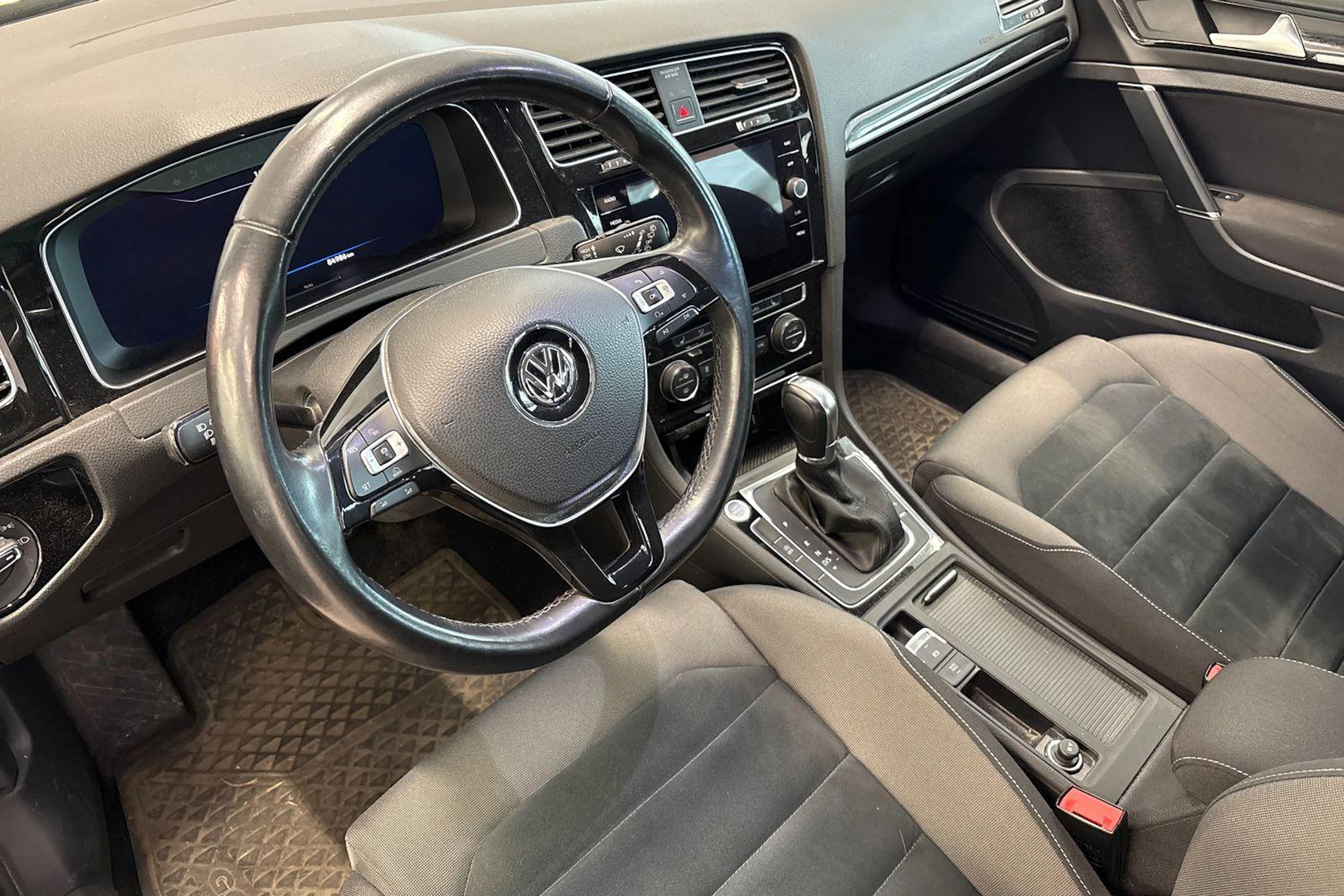 keltainen Volkswagen Golf 2018 kuva 3.