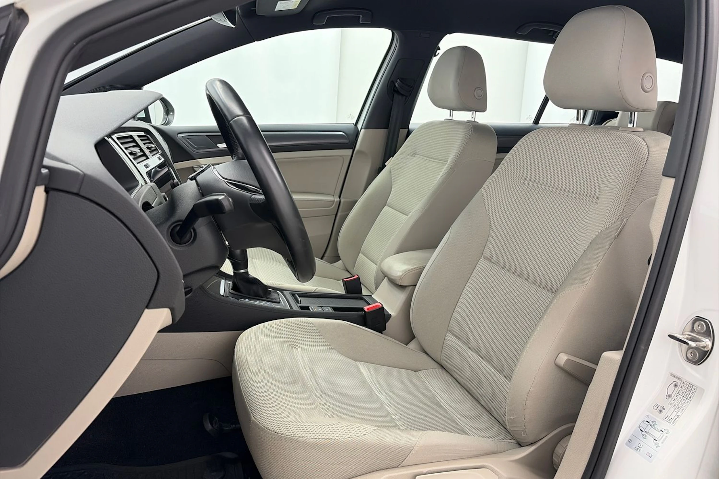 valkoinen Volkswagen Golf 2018 kuva 12.