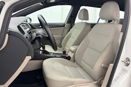 valkoinen Volkswagen Golf 2018 kuva 12.
