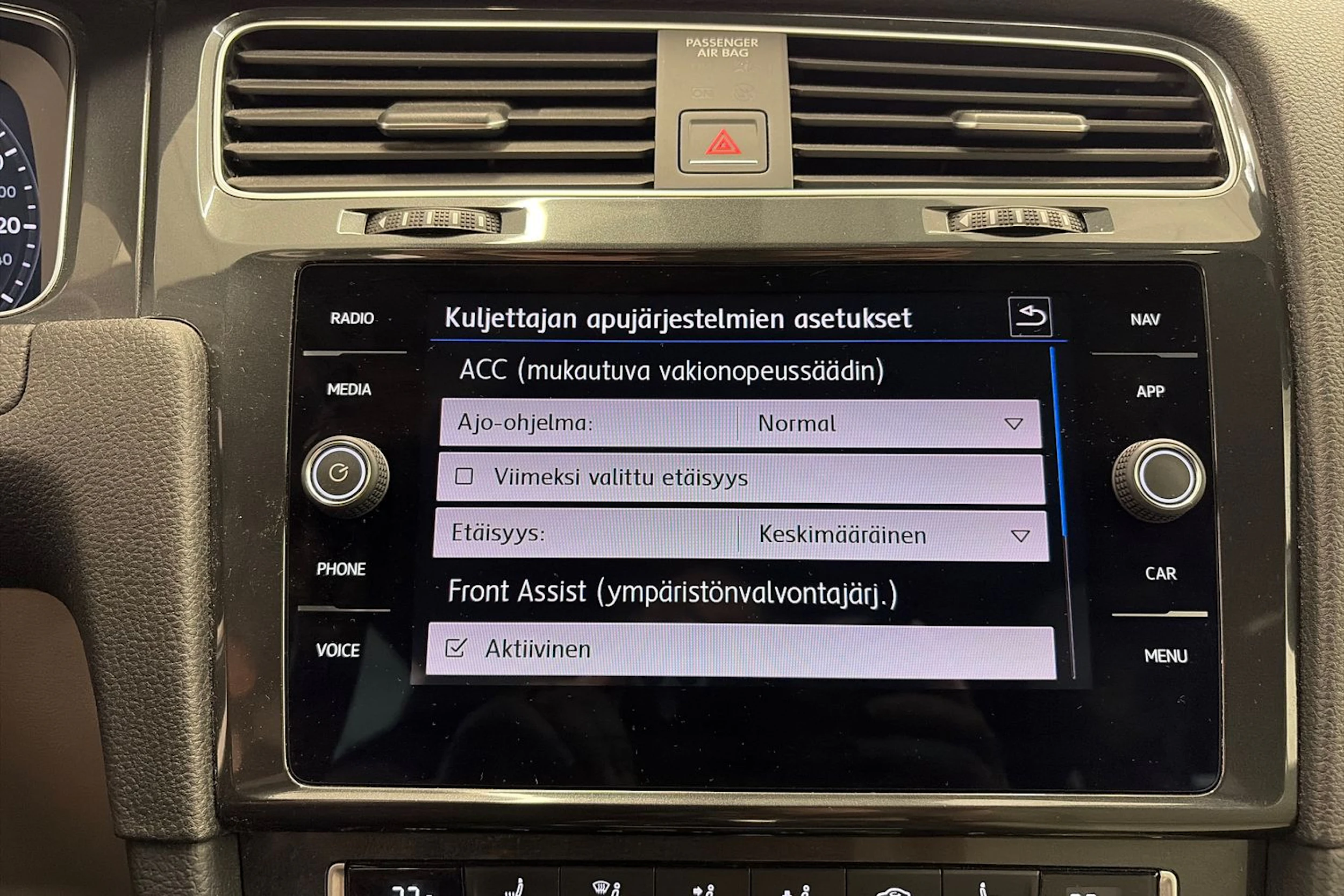 valkoinen Volkswagen Golf 2018 kuva 19.