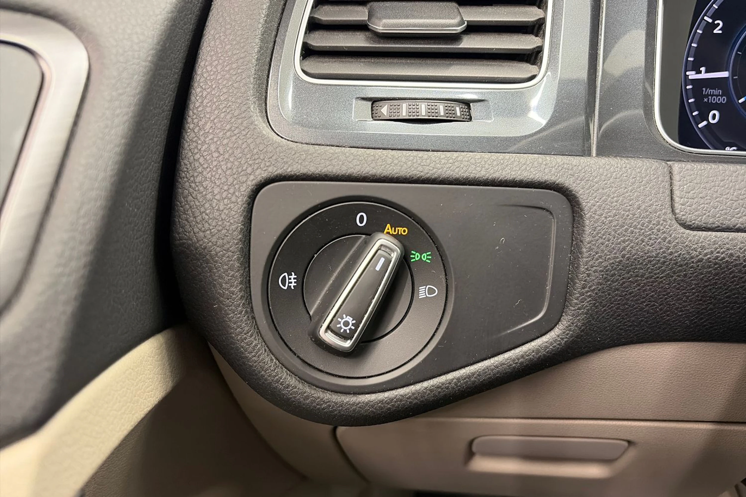 valkoinen Volkswagen Golf 2018 kuva 22.