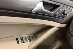 valkoinen Volkswagen Golf 2018 kuva 23.