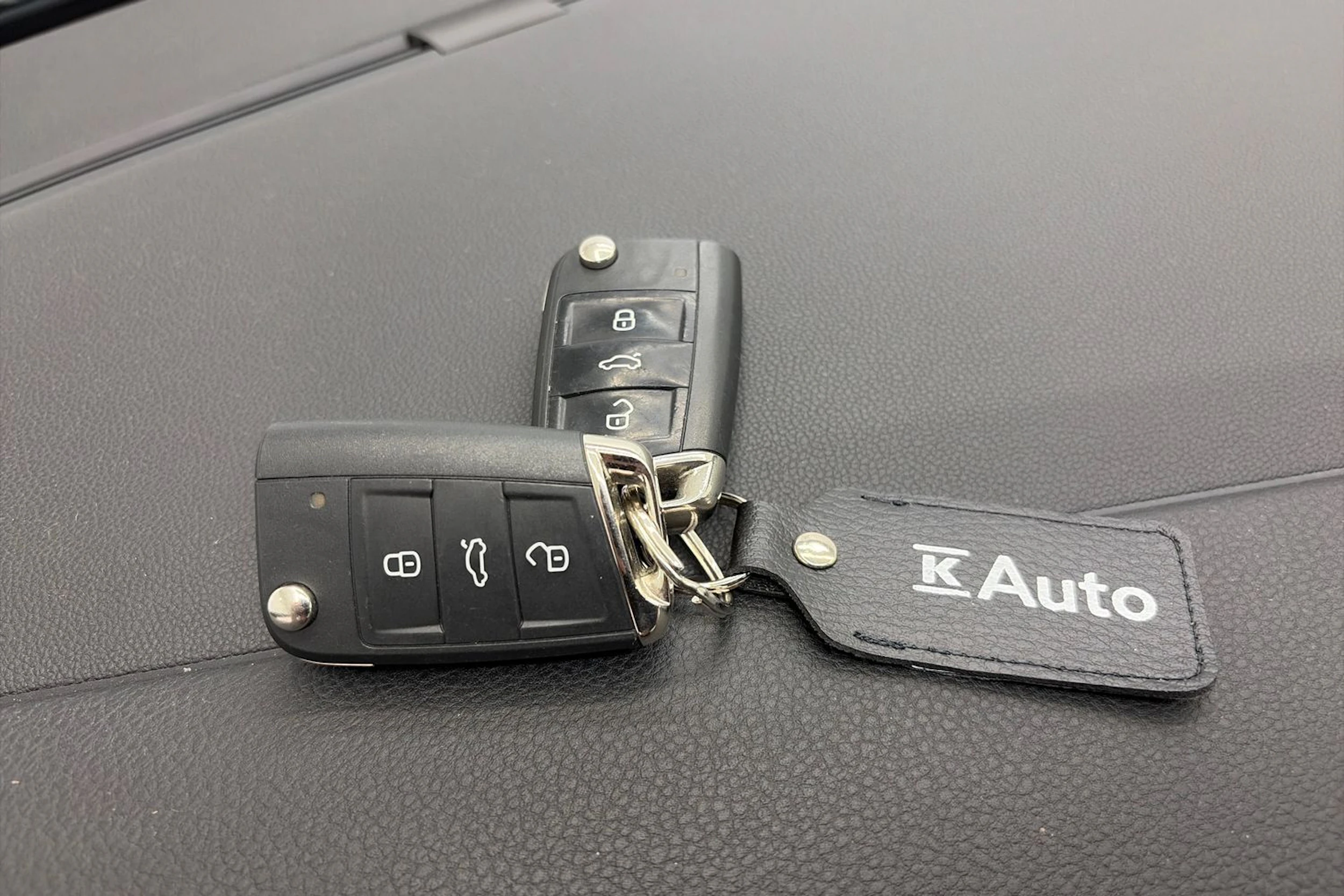 valkoinen Volkswagen Golf 2018 kuva 24.