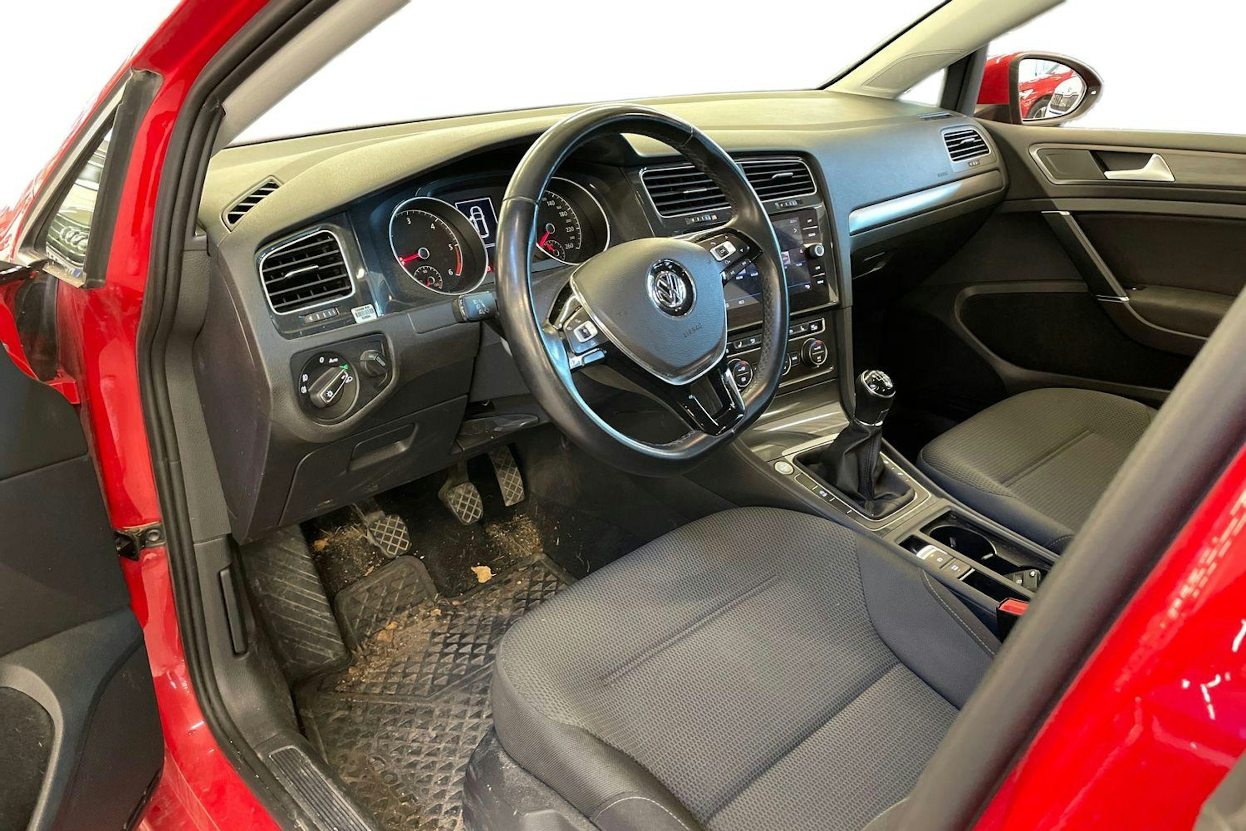 punainen Volkswagen Golf 2018 kuva 3.